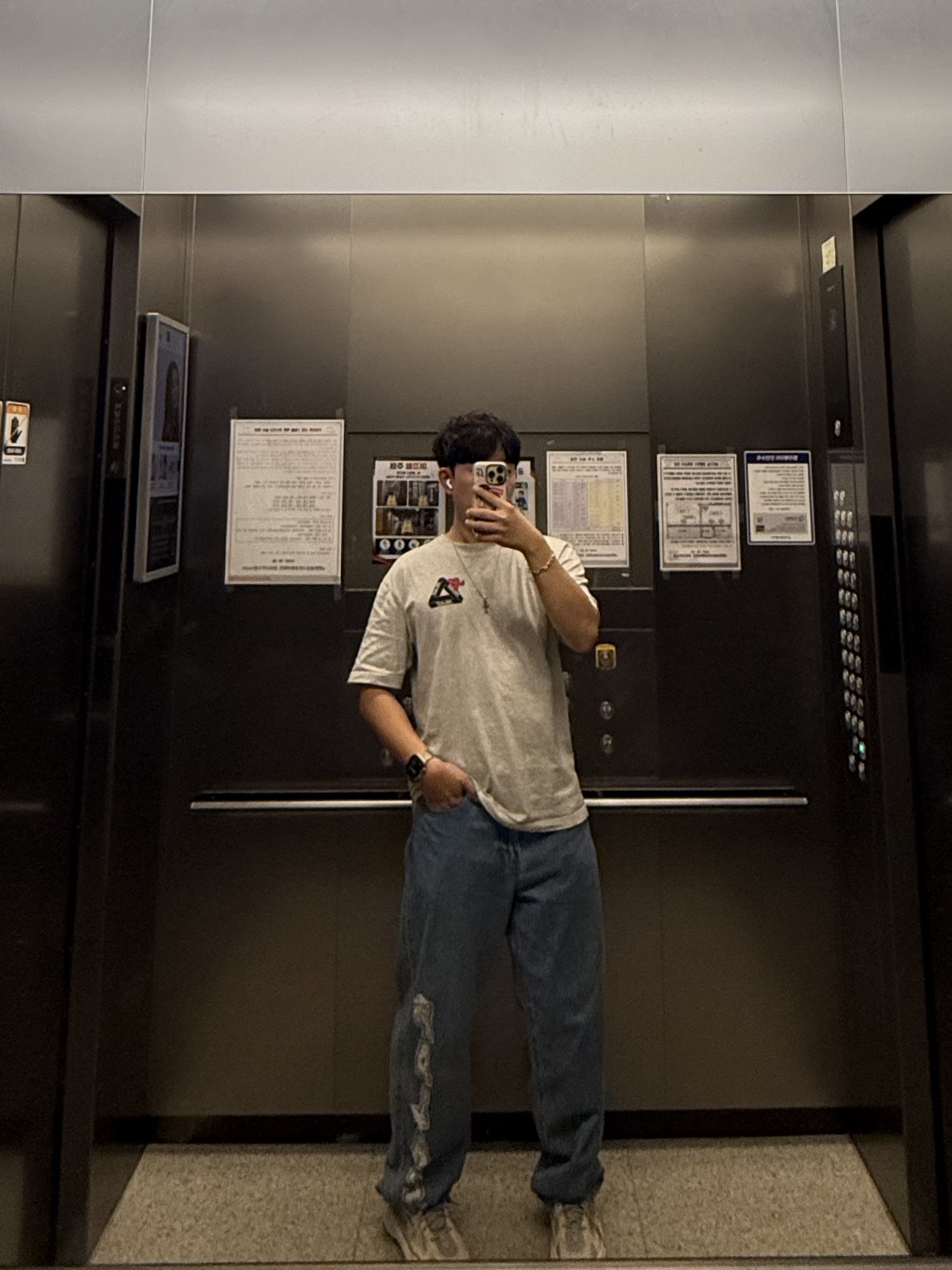 Palace P90 College Stress Baggy Jean Stone Wash - 24FW, Palace Tri-Hearts T-Shirt Grey Marl - 24SS 착용 스타일