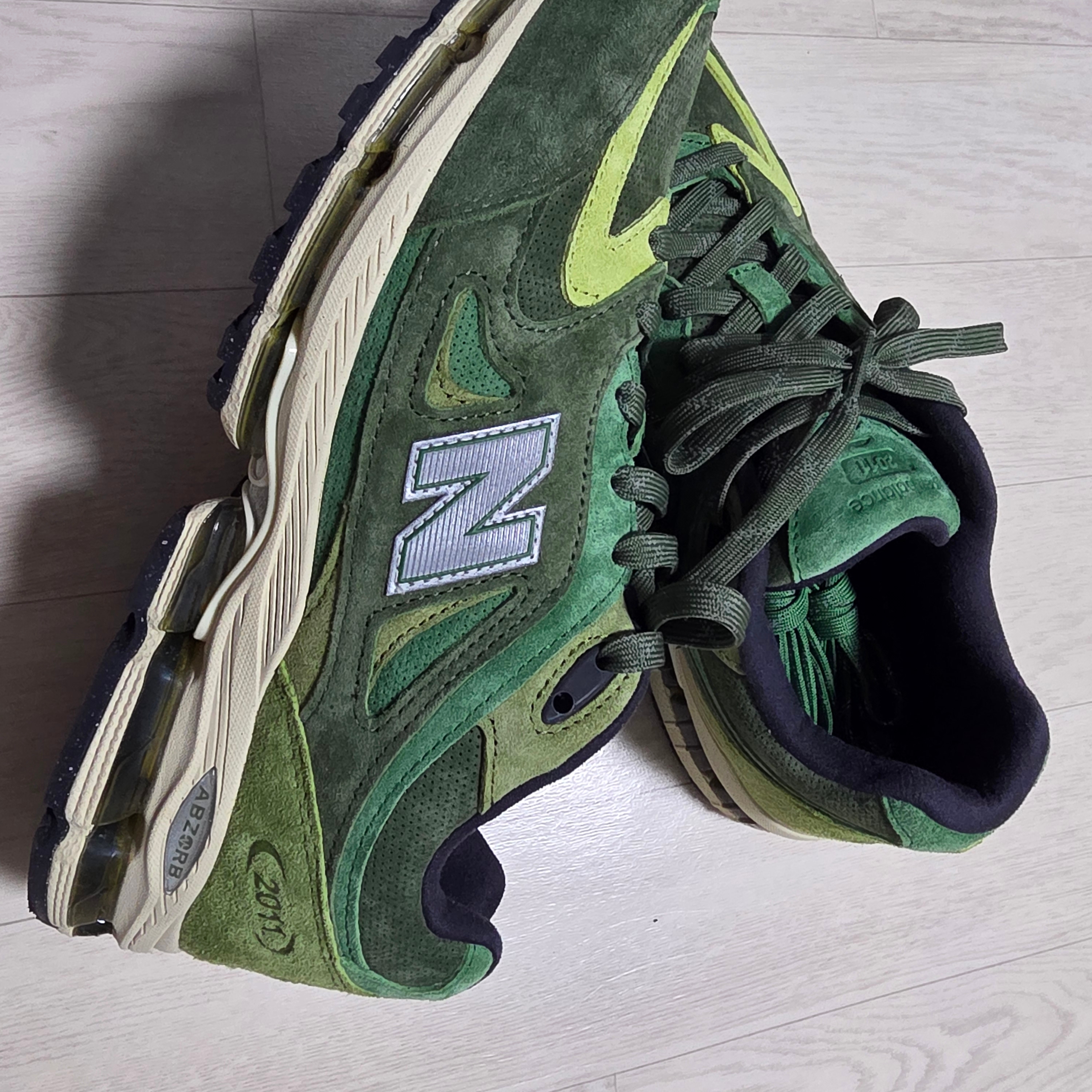 New Balance x Kith Ronnie Fieg 2011 Juniper Bronze Green 착용 스타일 - 1