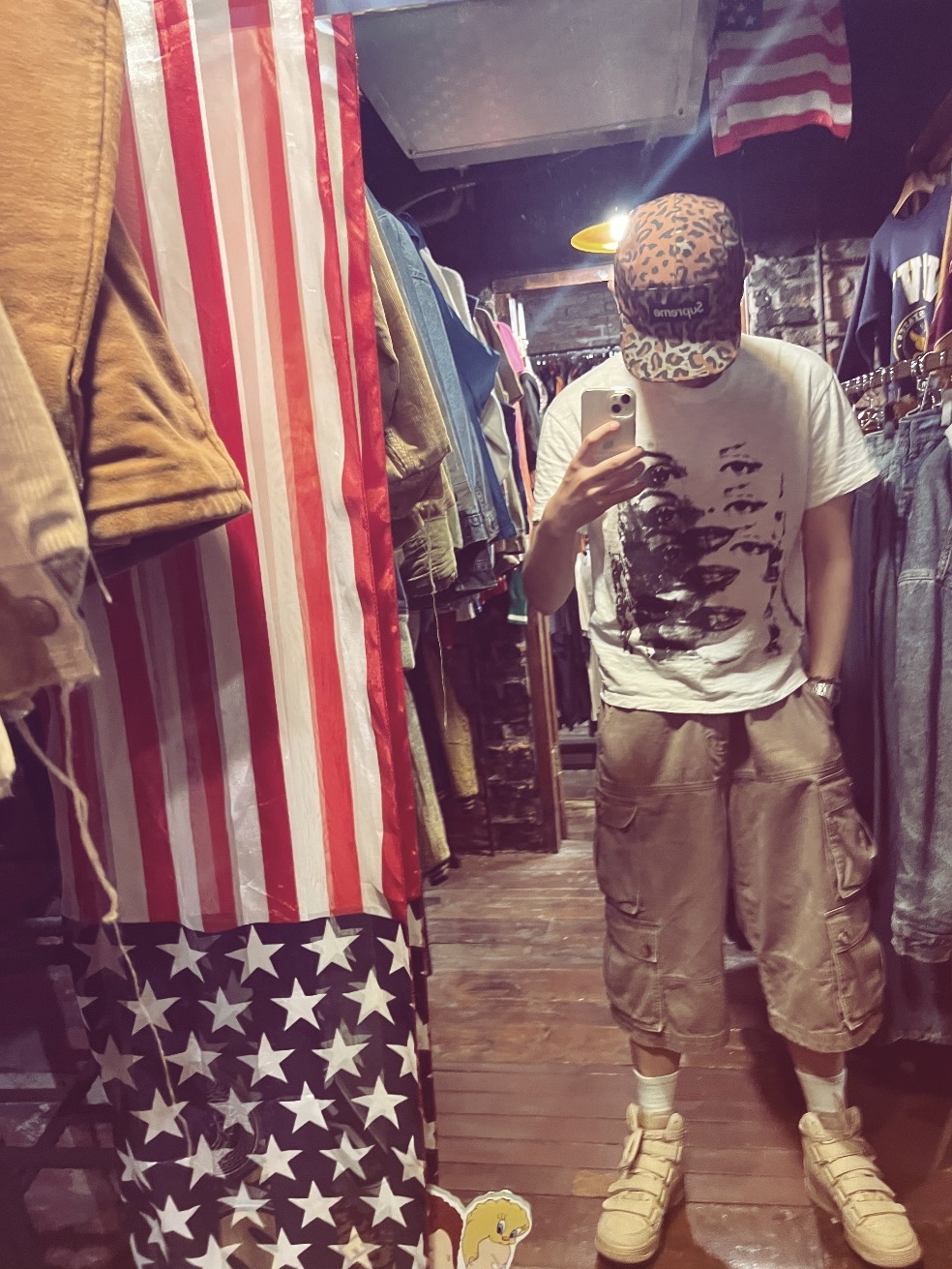 Nike x Billie Eilish Air Force 1 High '07 SP Mushroom, Karactor Wanderer Cargo Bermuda Pants Redish Brown 착용 스타일 - 1