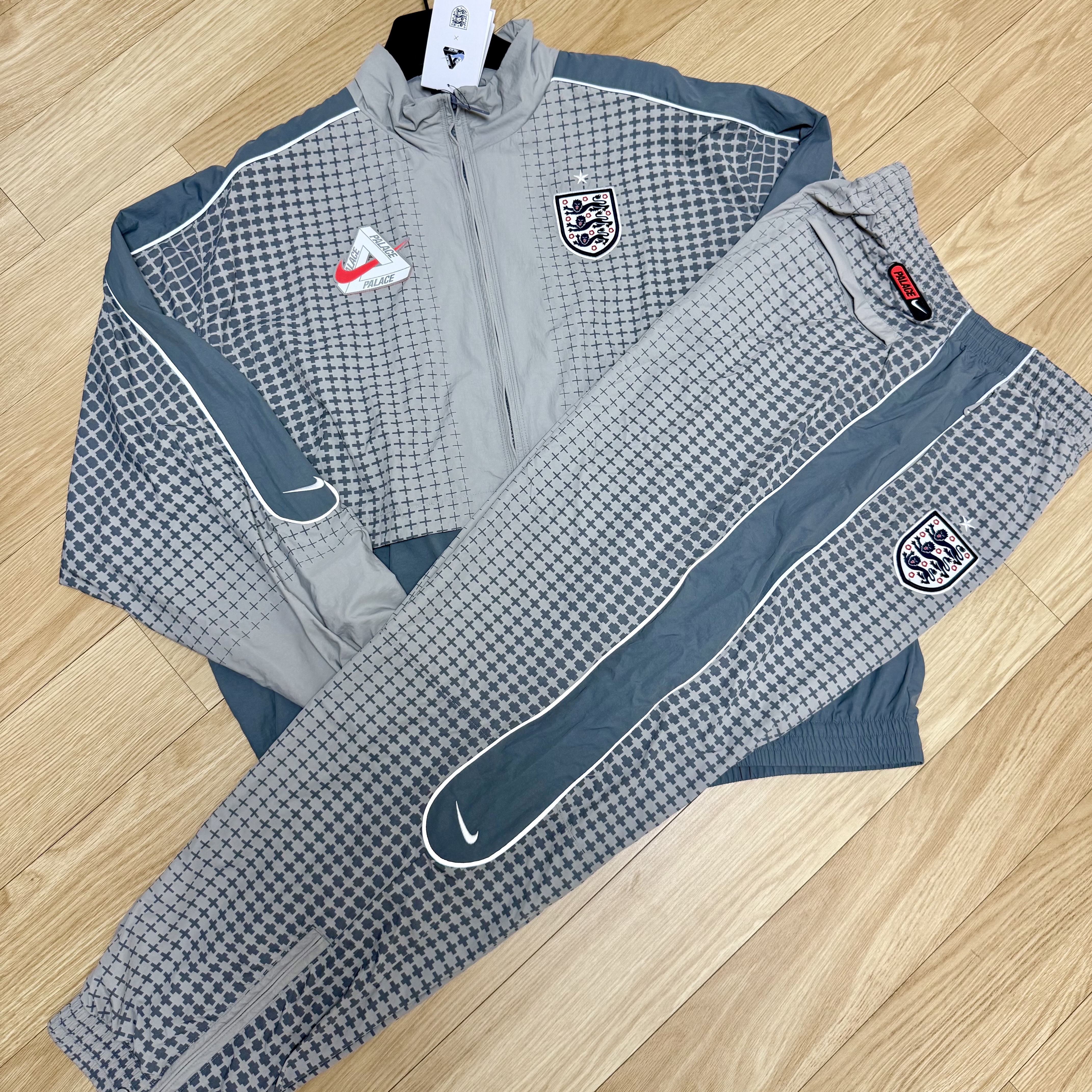 Nike x Jacquemus France Reissue Track Jacket Blackened Blue White (IQ3857-498), Palace x Nike England Track Jacket Pewter Grey Cool Grey 착용 스타일 - 5