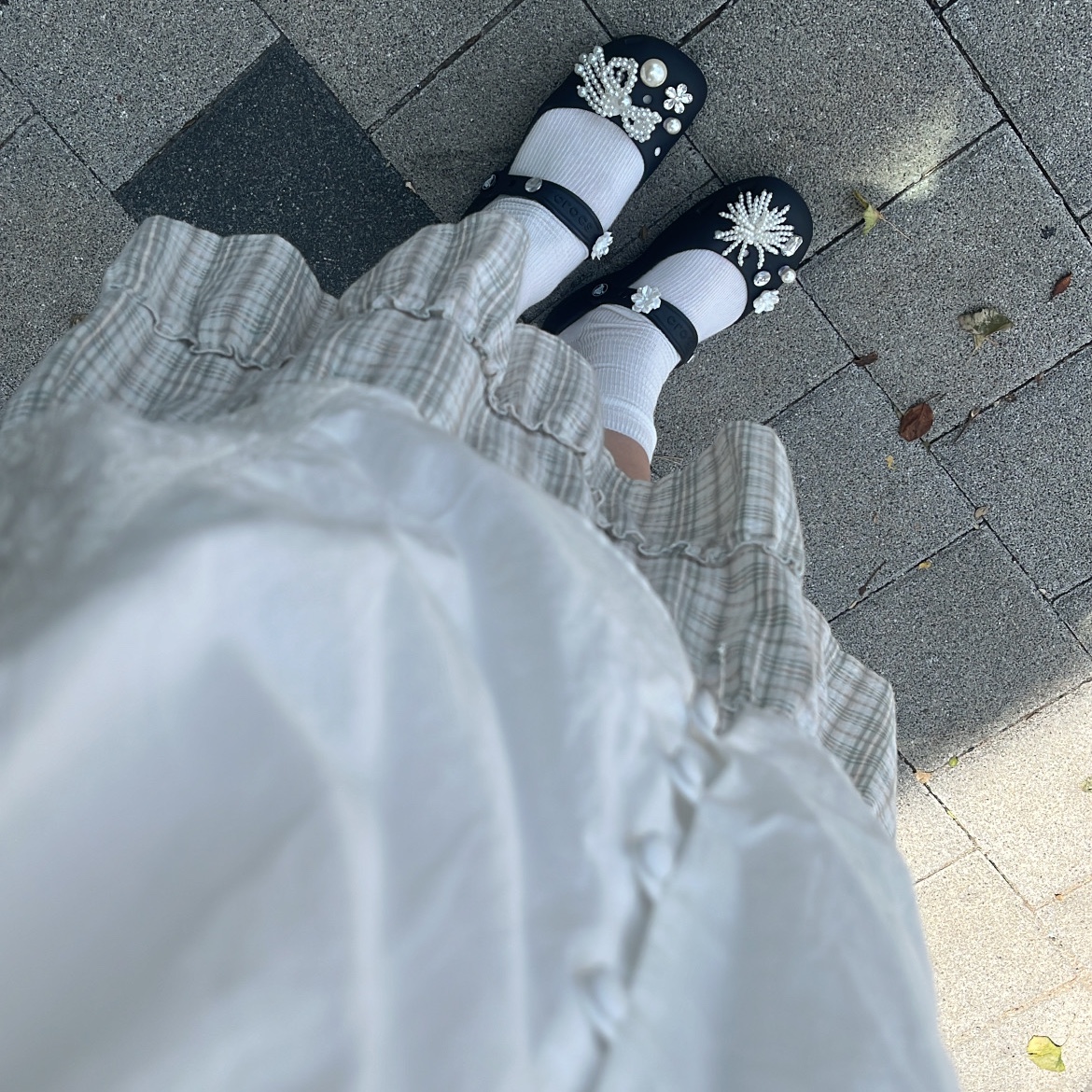 (W) Crocs Classic Ballet Black 착용 스타일 - 1