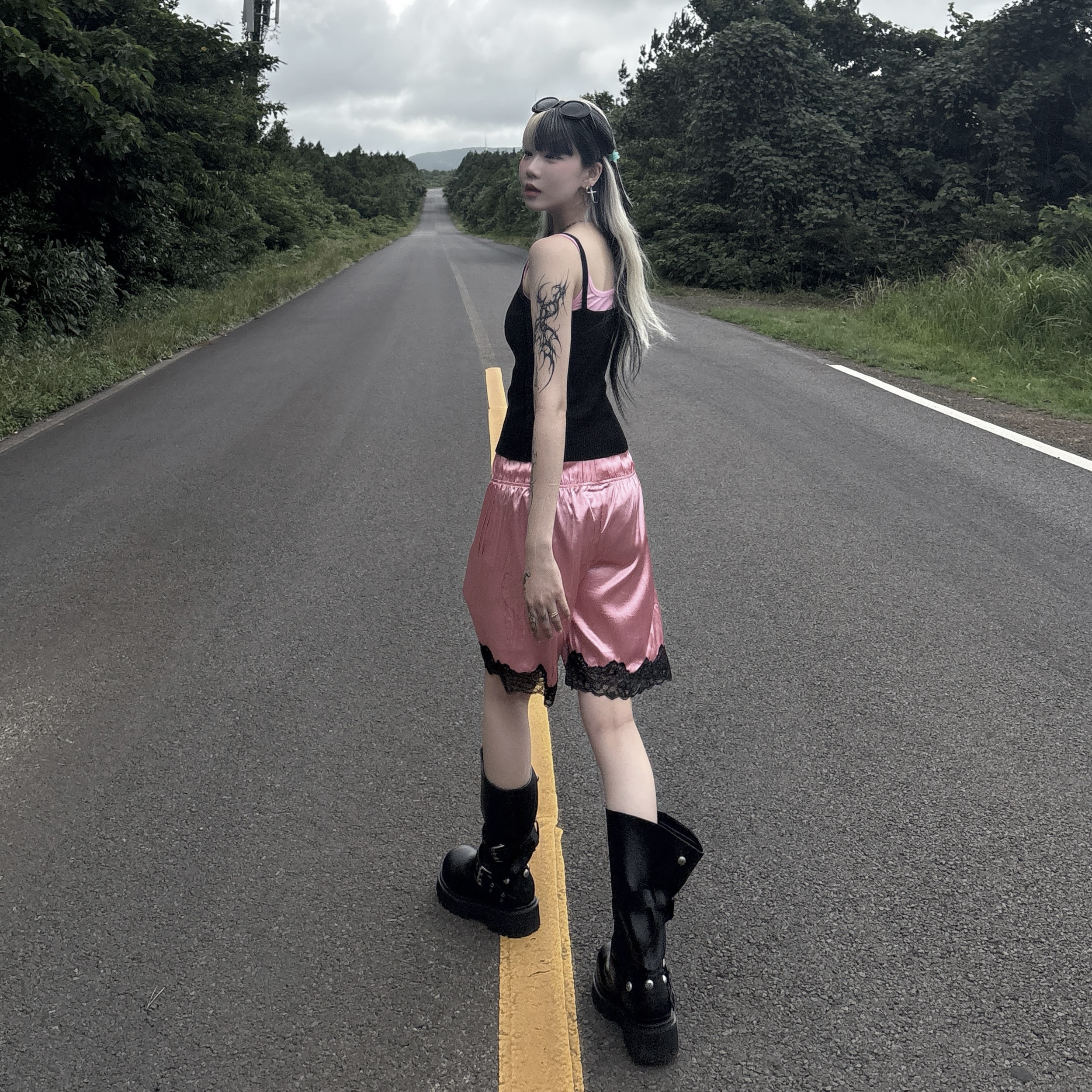 Sculptor Sweet Kitty Tank Top Acid Pink 착용 스타일 - 2