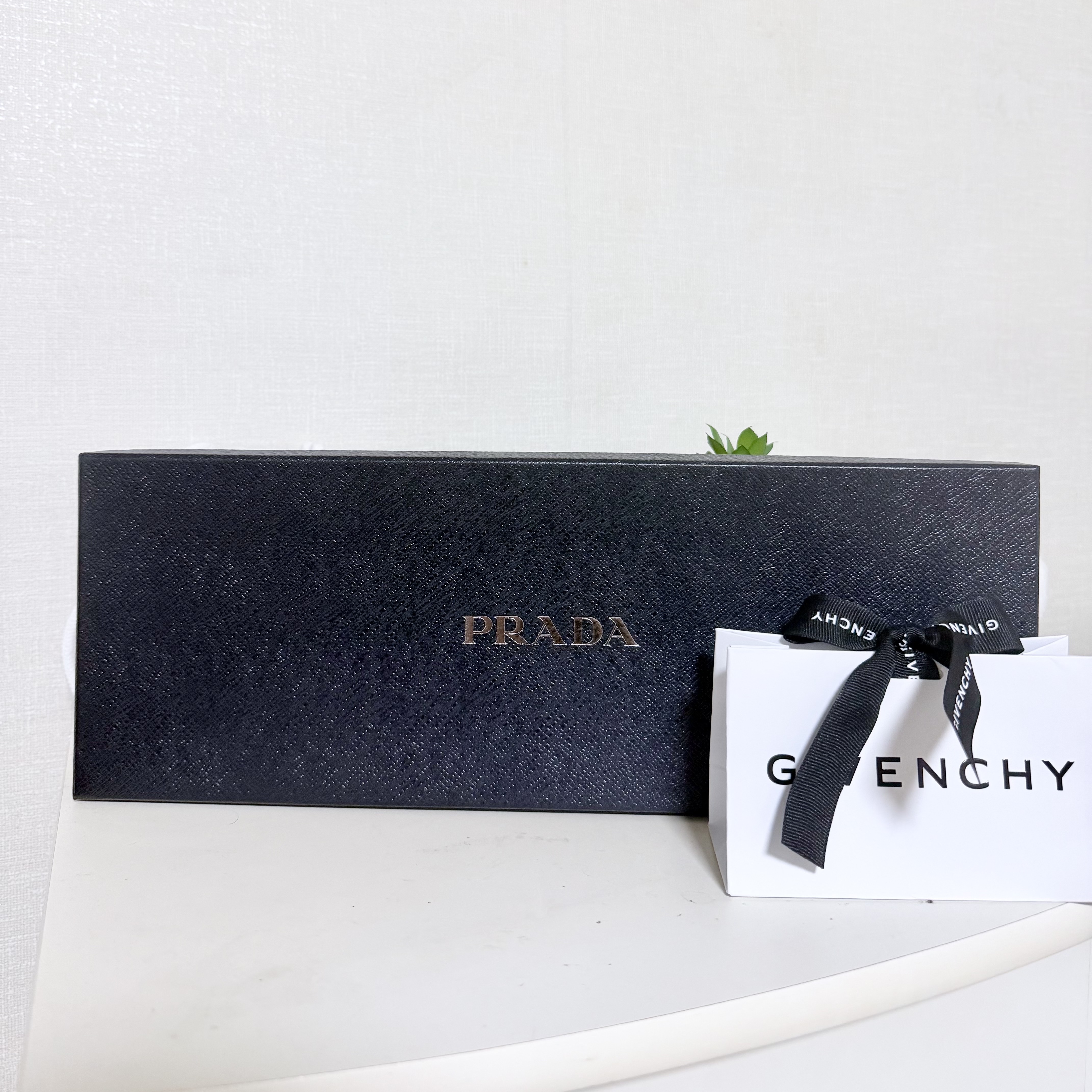 Prada Re-Nylon Gabardine Tie Black, Givenchy Le Rouge Interdit Balm N10 Revealing Color 착용 스타일