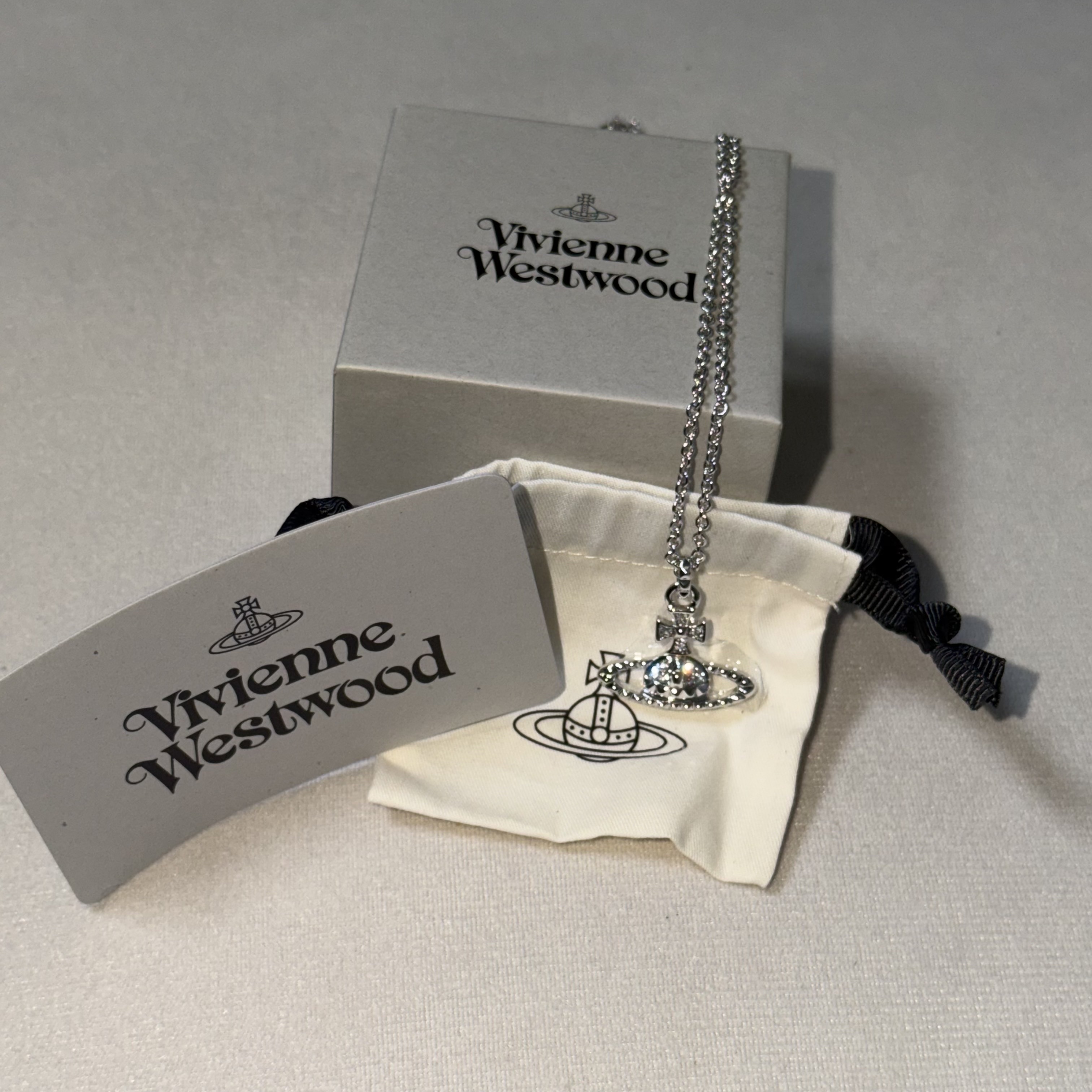 Vivienne Westwood Mayfair Bas Relief Pendant Silver 착용 스타일 - 1
