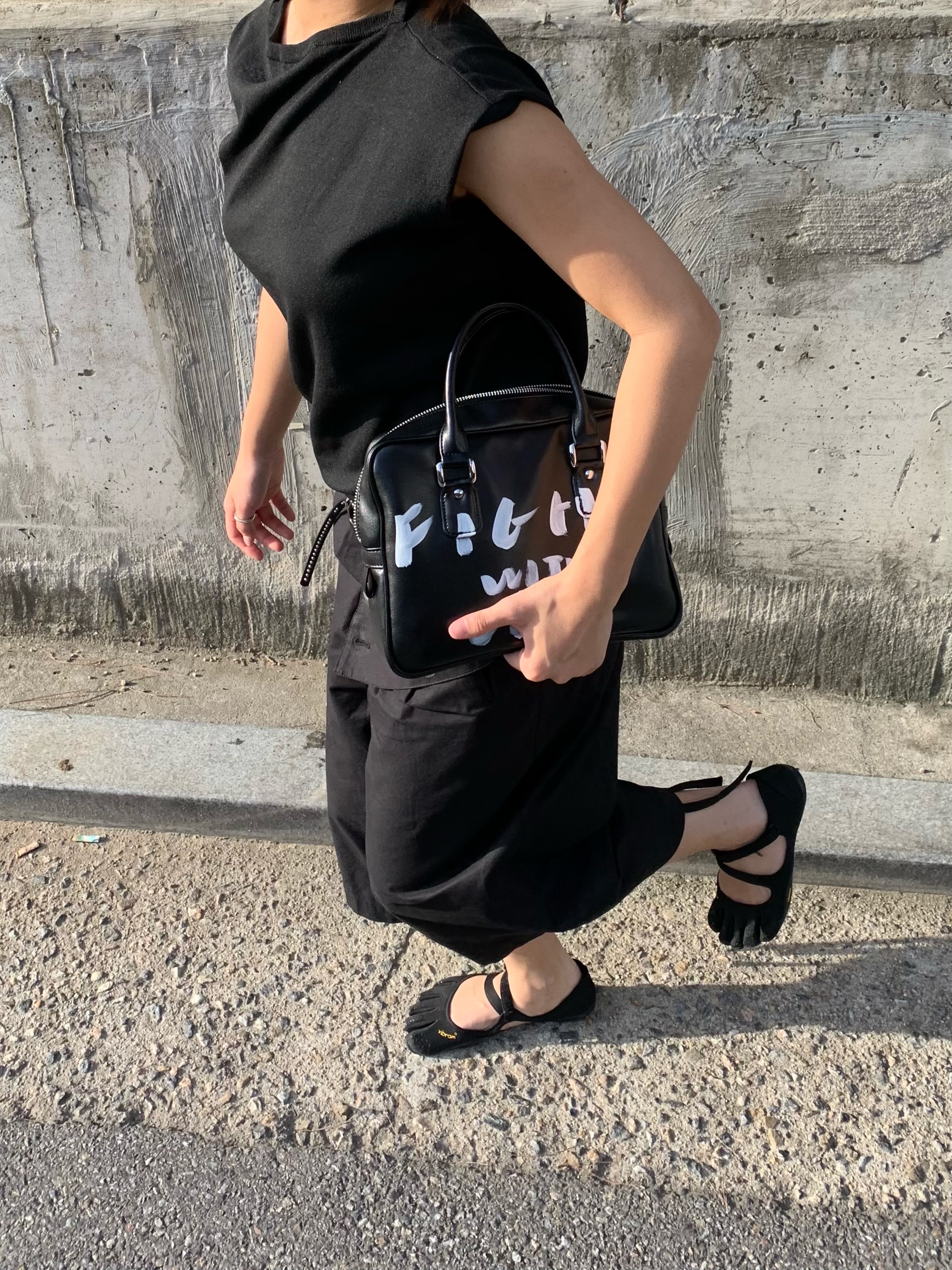 (W) Vibram Fivefingers V-Soul Black, Comme des Garcons Girl Paint Bag Black 착용 스타일