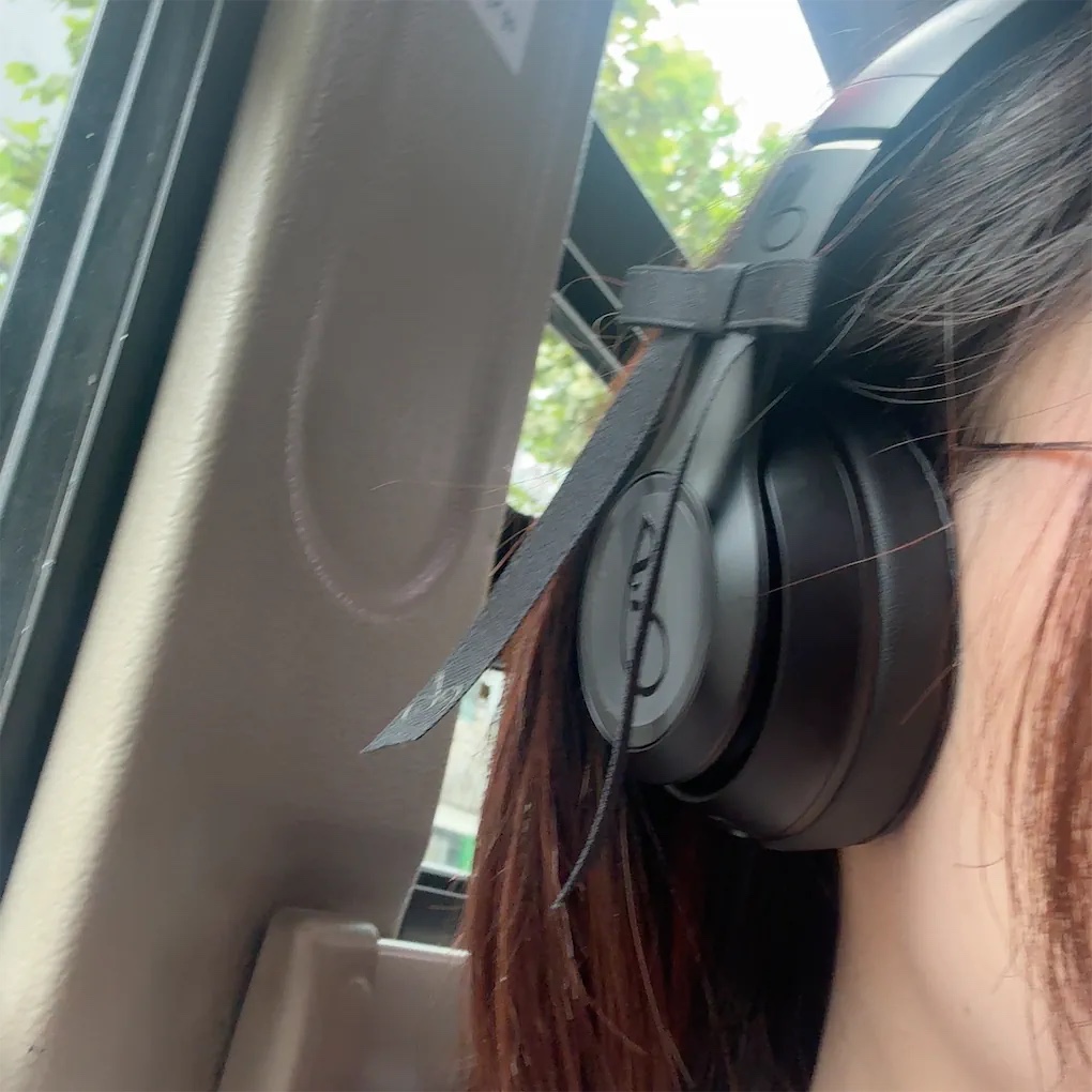 Beats Solo 4 Wireless On Ear Headphone Jennie Special Edition Onyx Black (Korean Ver.) 착용 스타일 - 2