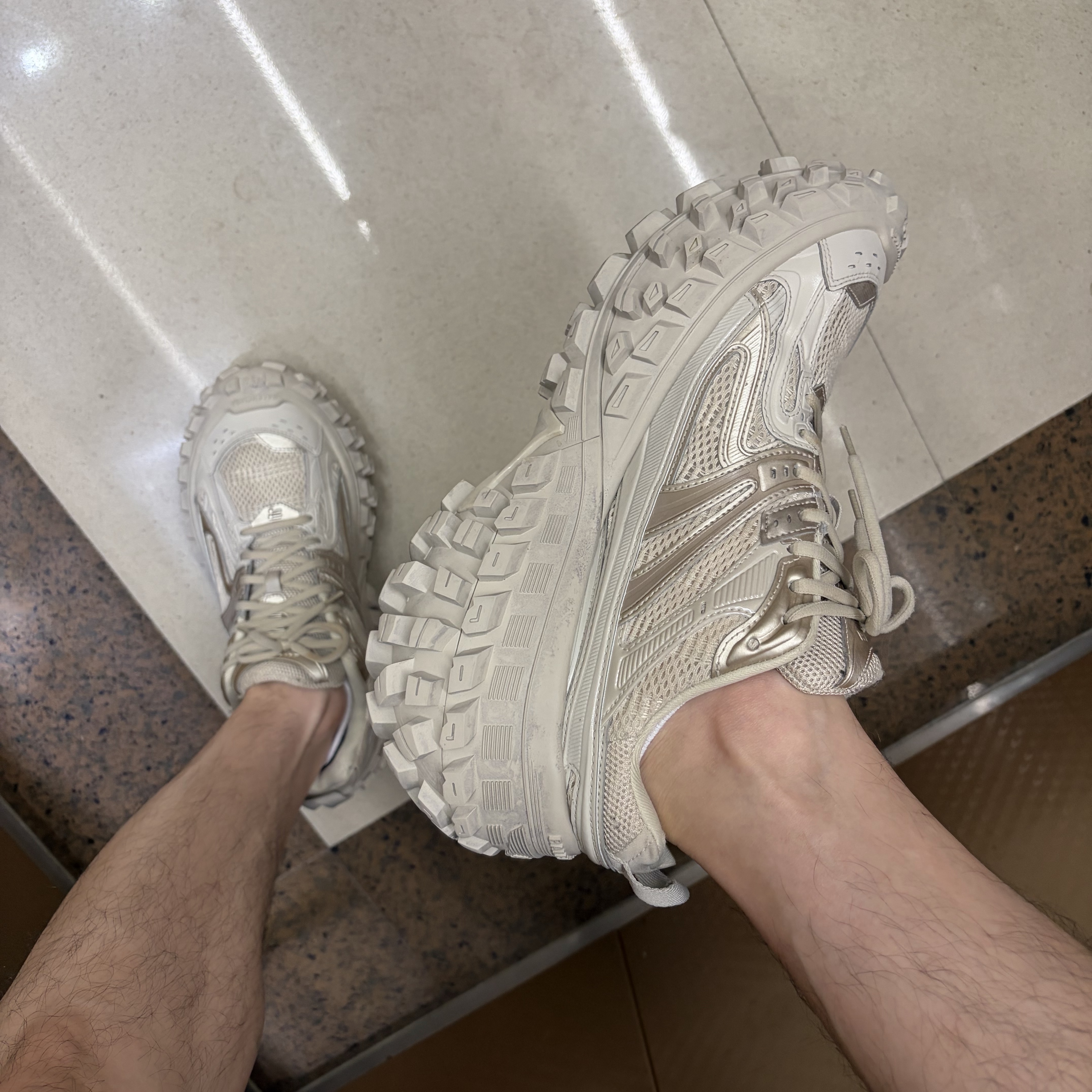 Balenciaga Defender Sneakers Beige 착용 스타일 - 3
