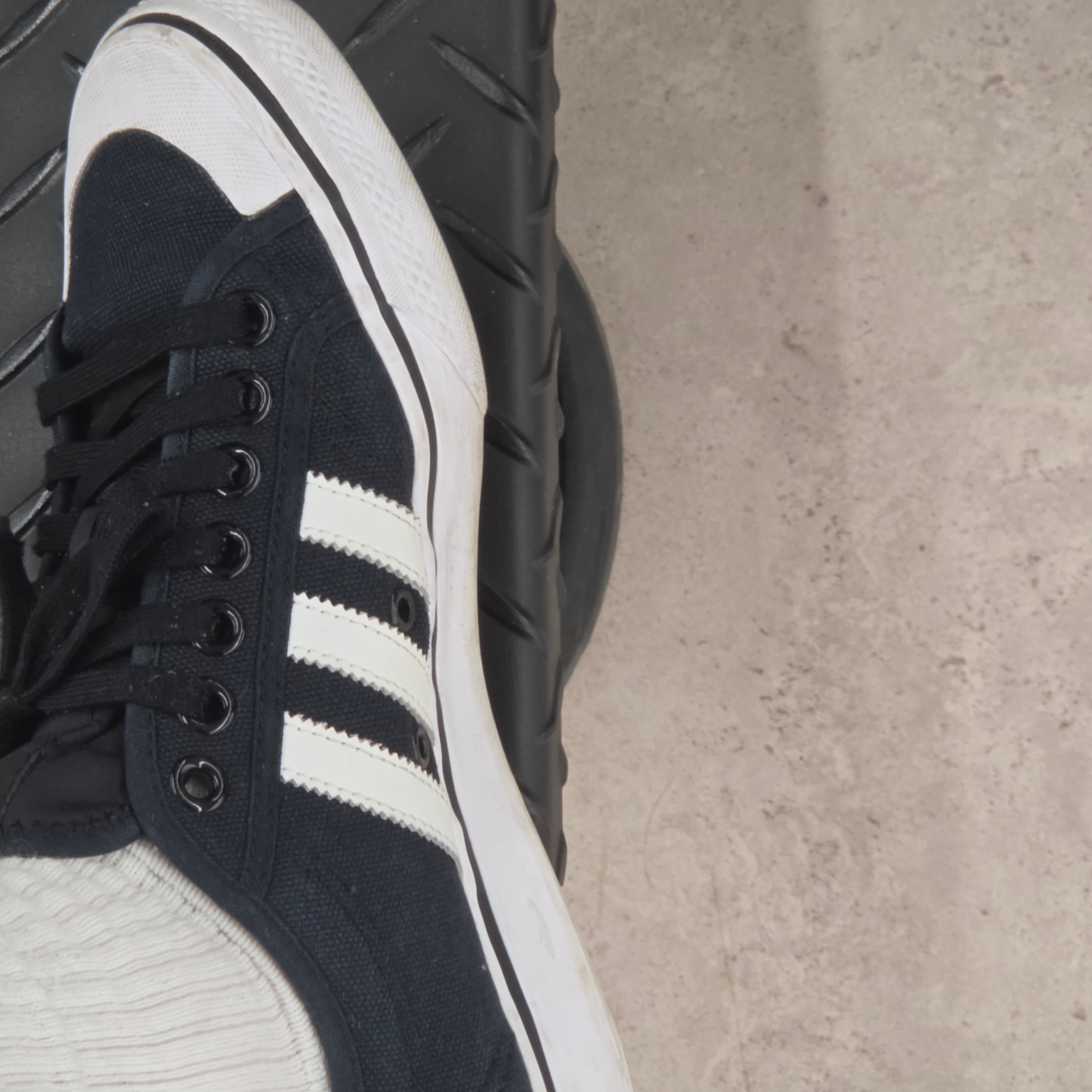 Adidas Nizza Low Core Black Cloud White 착용 스타일
