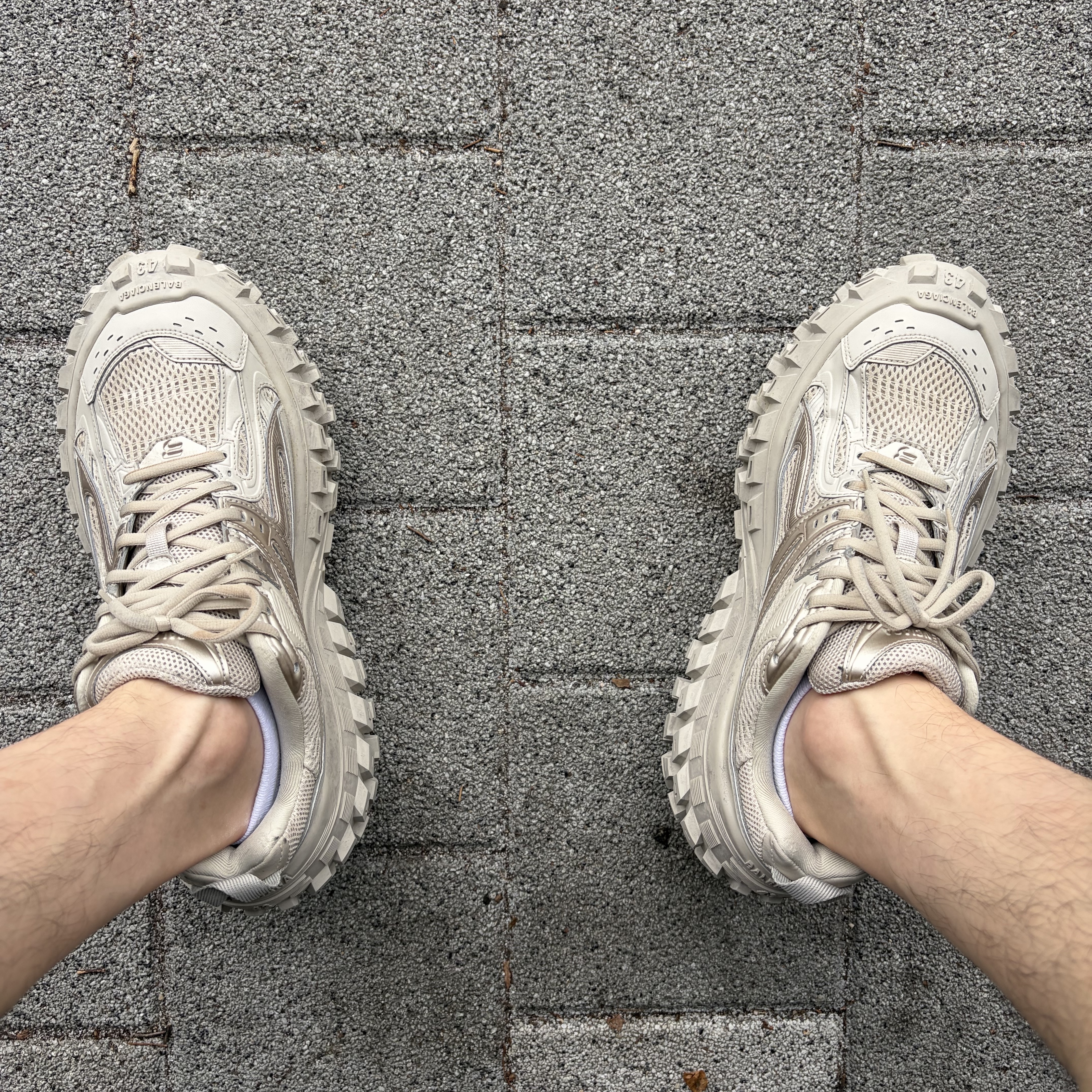 Balenciaga Defender Sneakers Beige 착용 스타일 - 2