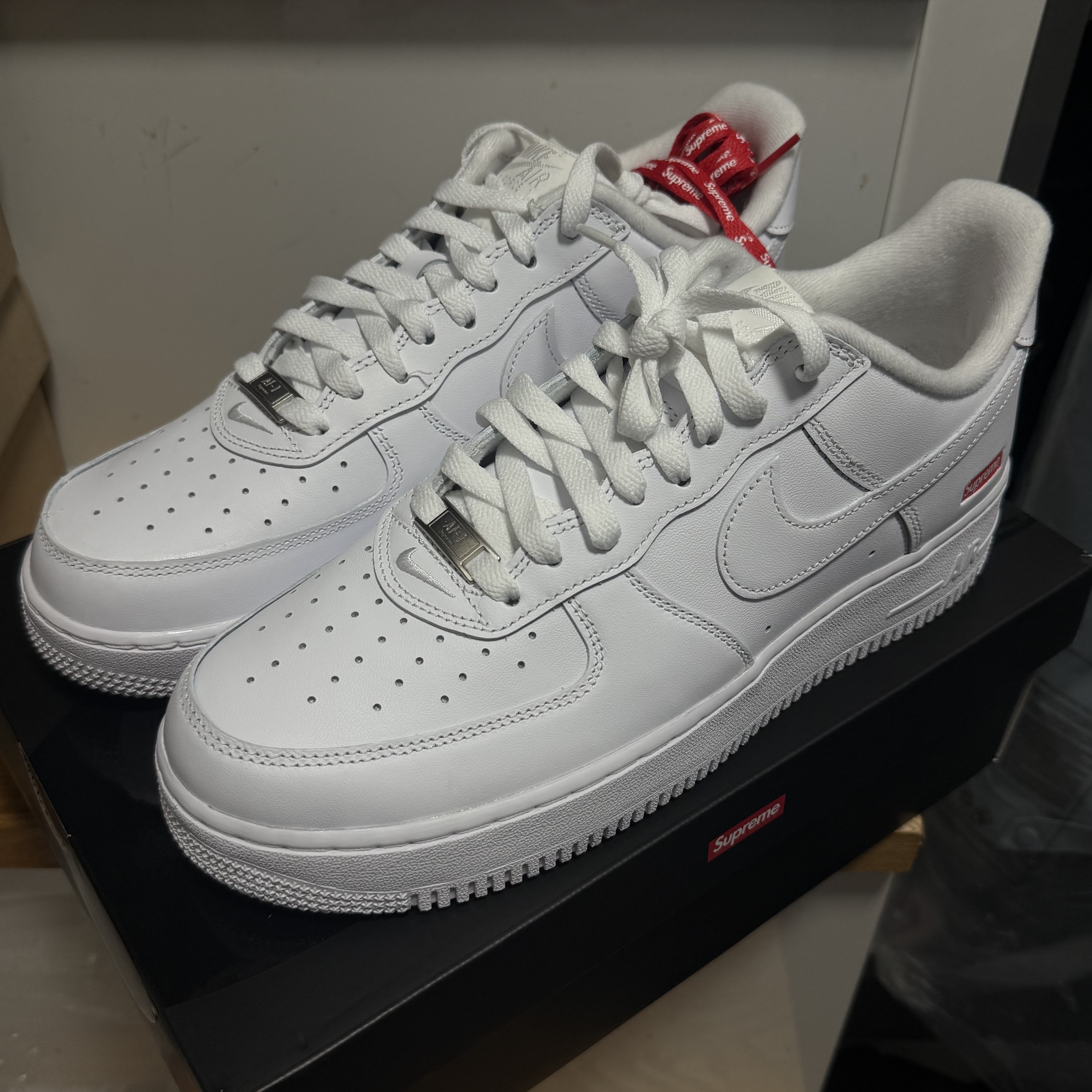 Nike x Supreme Air Force 1 Low White 착용 스타일