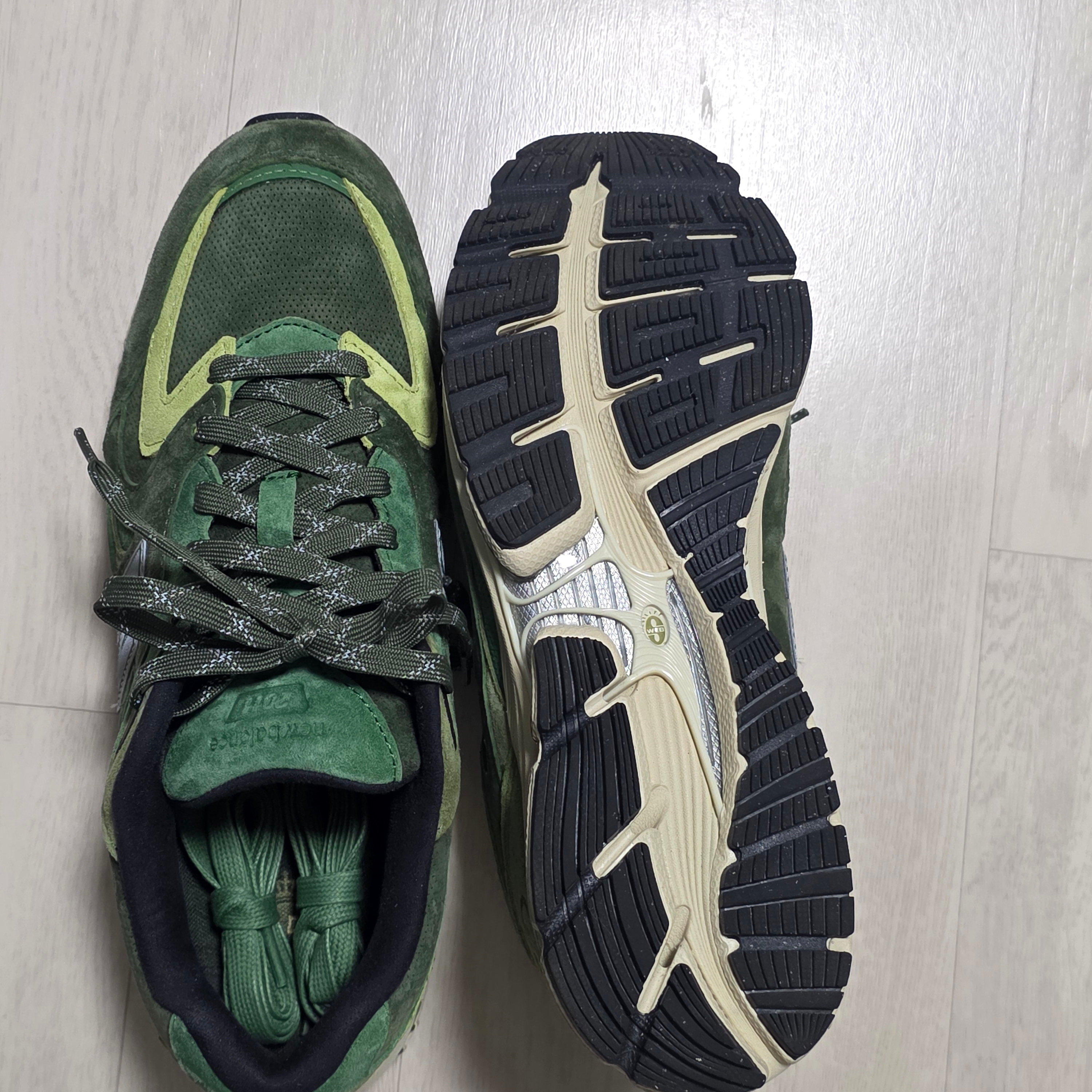 New Balance x Kith Ronnie Fieg 2011 Juniper Bronze Green 착용 스타일 - 4