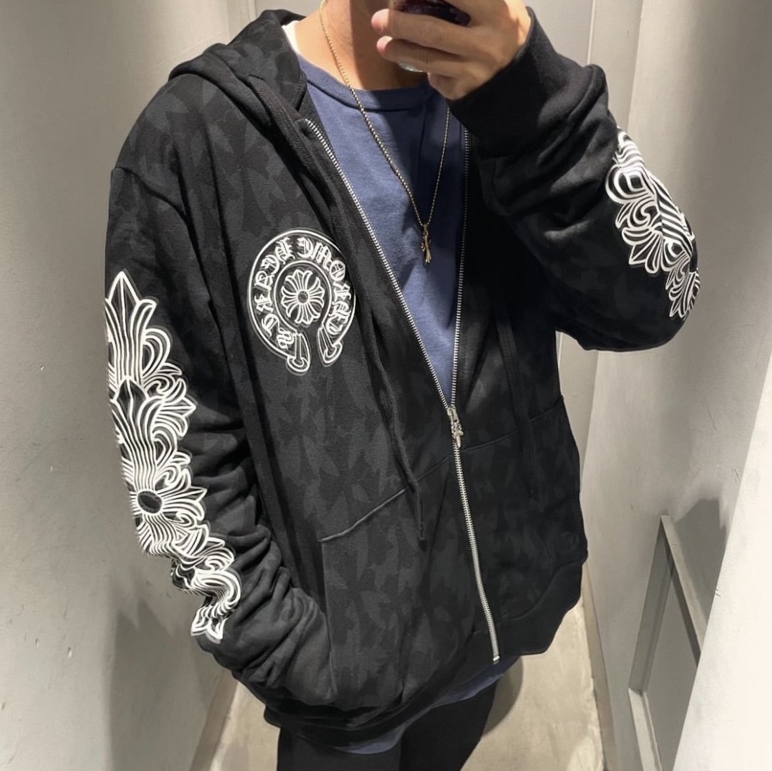 Chrome Hearts All Over Cross Horseshoe Logo Floral Zip-Up Hoodie Black 착용 스타일