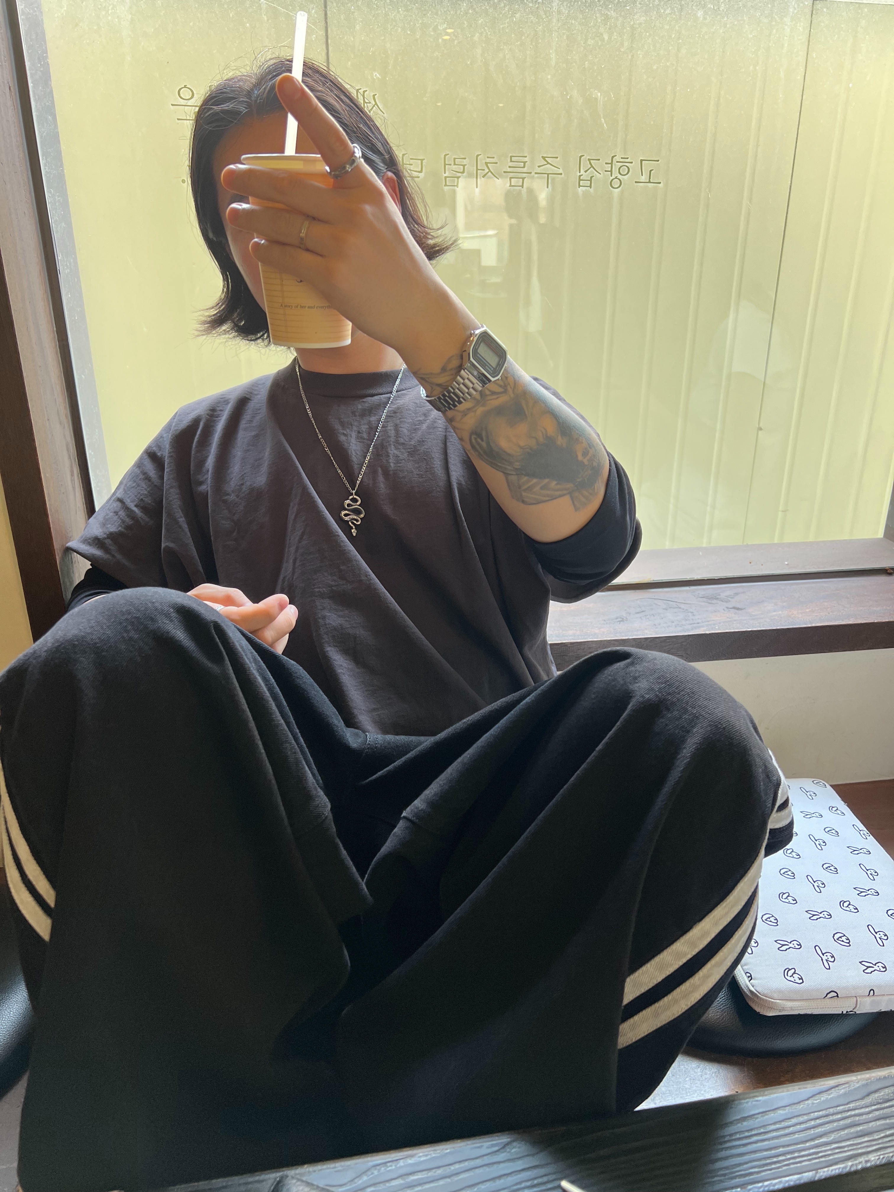 Yeezy One Box T-Shirt Black, Oofos x Andersson Bell OOriginal Flip Flop Black 착용 스타일 - 3