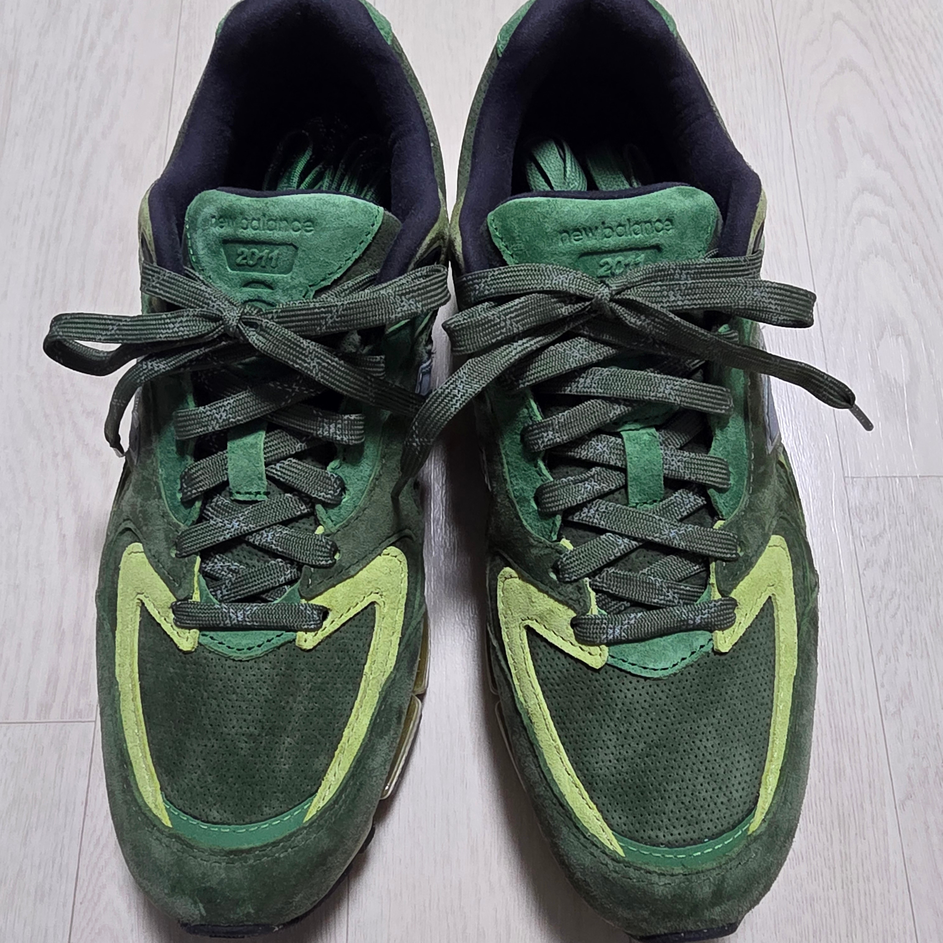New Balance x Kith Ronnie Fieg 2011 Juniper Bronze Green 착용 스타일 - 2