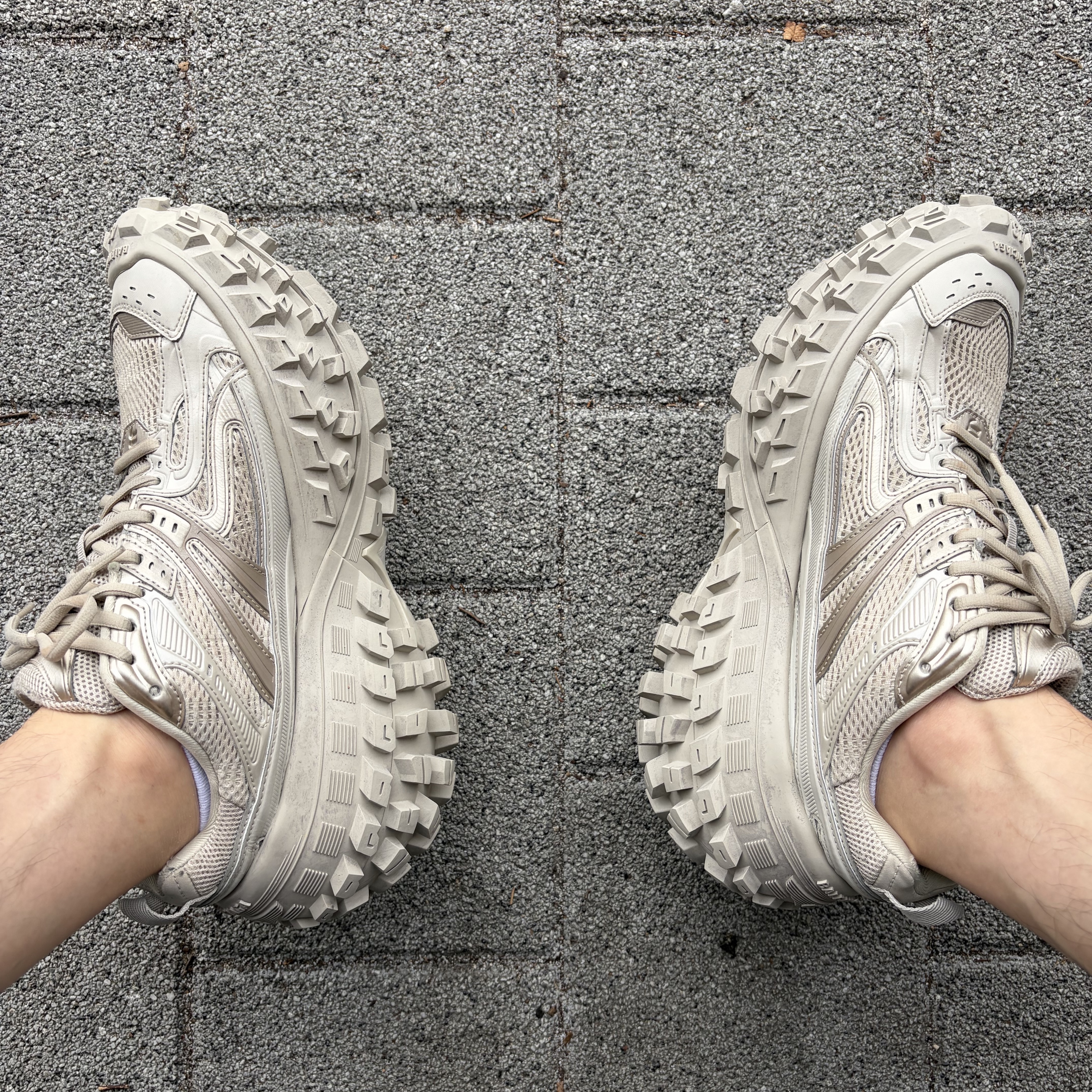 Balenciaga Defender Sneakers Beige 착용 스타일 - 1