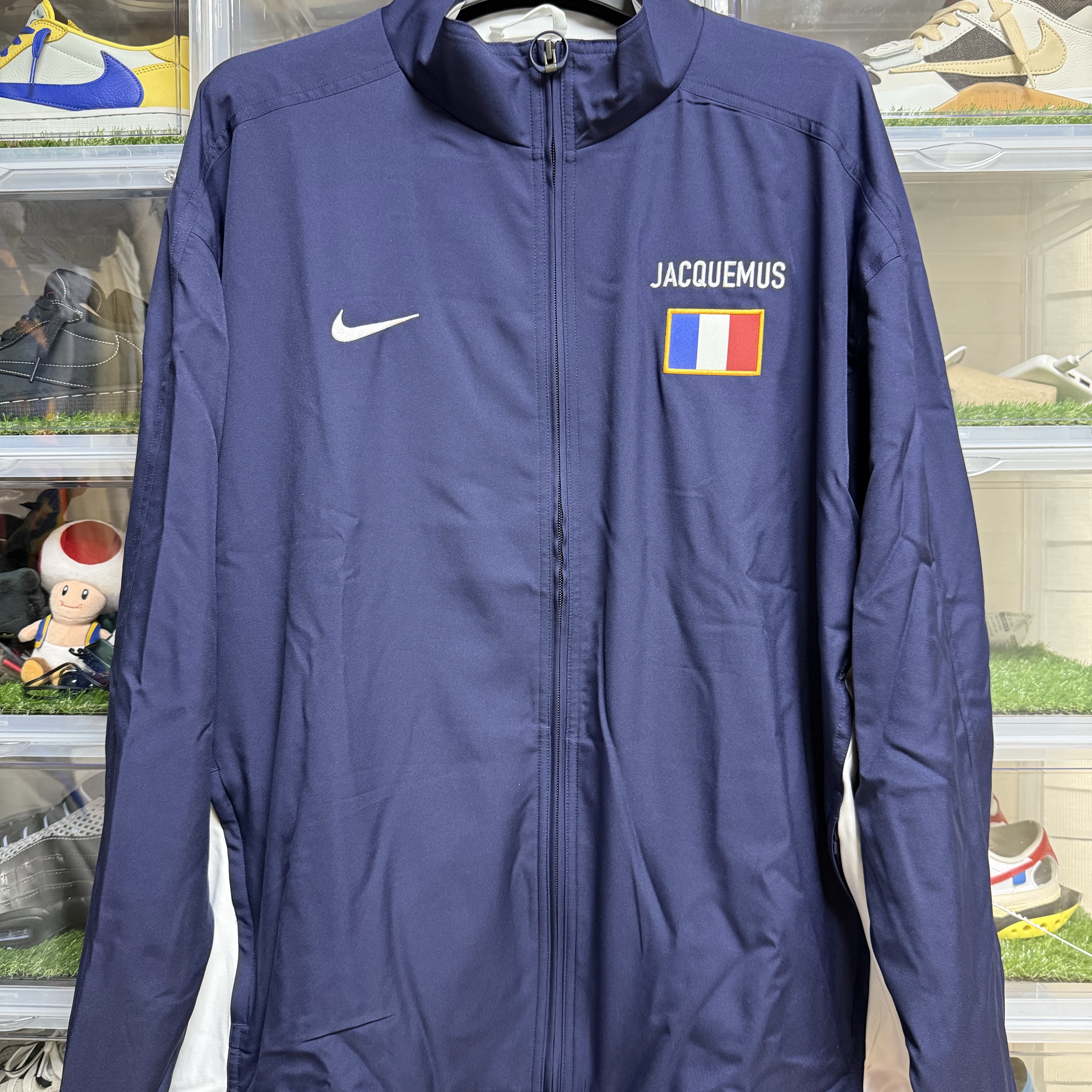 Nike x Jacquemus France Reissue Track Jacket Blackened Blue White (IQ3857-498), Palace x Nike England Track Jacket Pewter Grey Cool Grey 착용 스타일 - 2