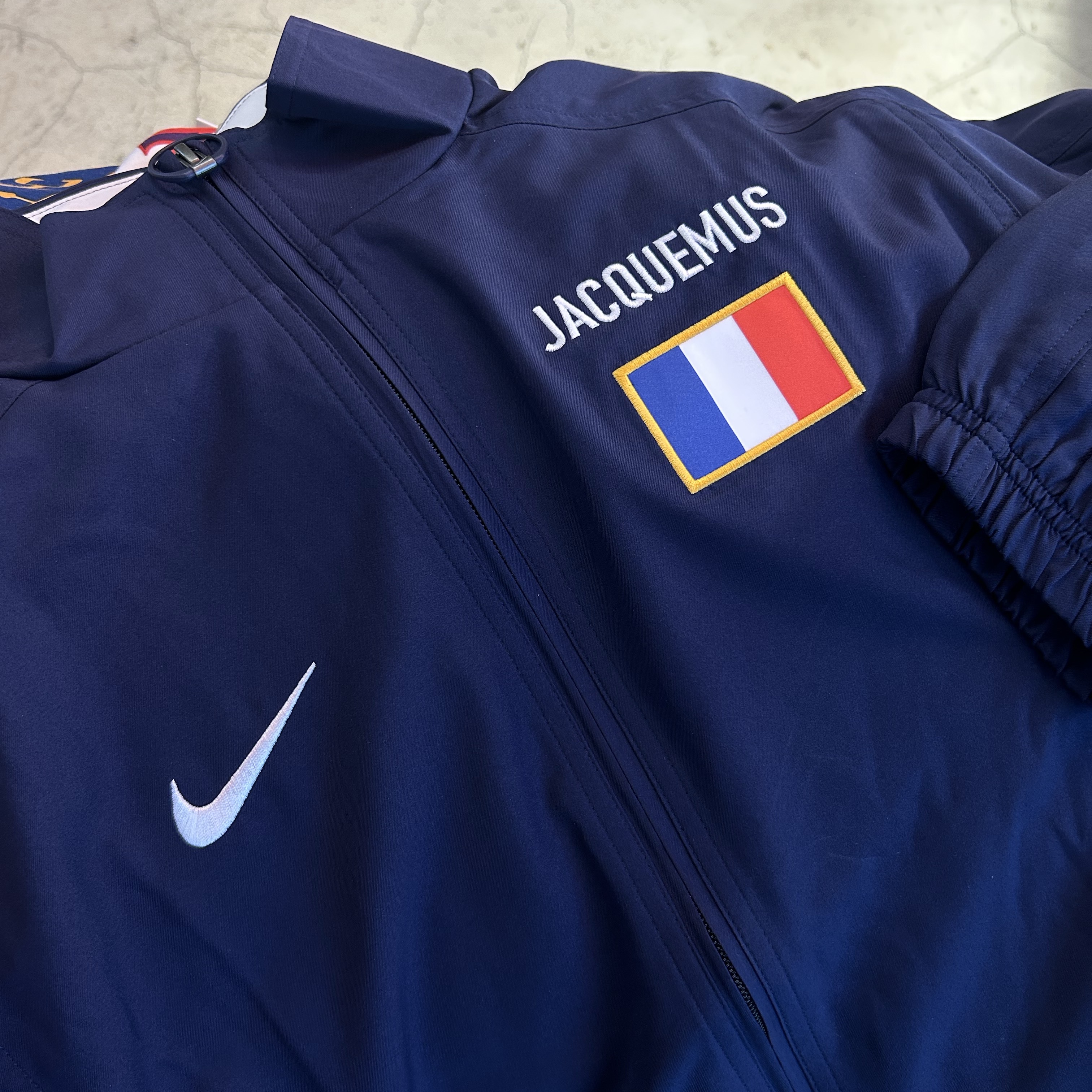 Nike x Jacquemus France Reissue Track Jacket Blackened Blue White (IQ3857-498) 착용 스타일 - 4