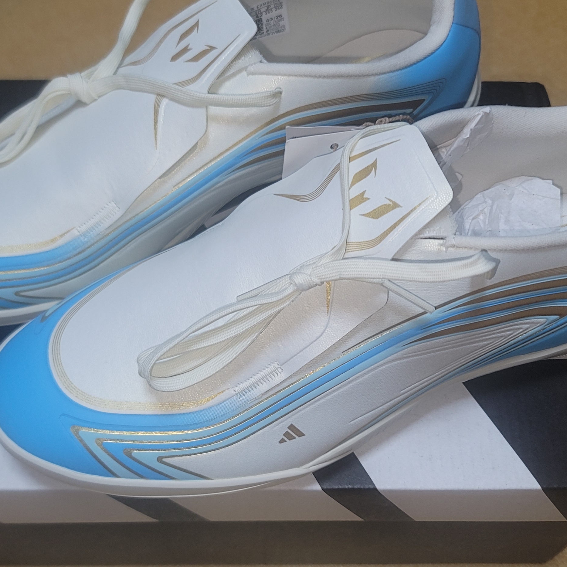 Adidas F50 Messi League TF Ivory Semi Blue Burst 착용 스타일