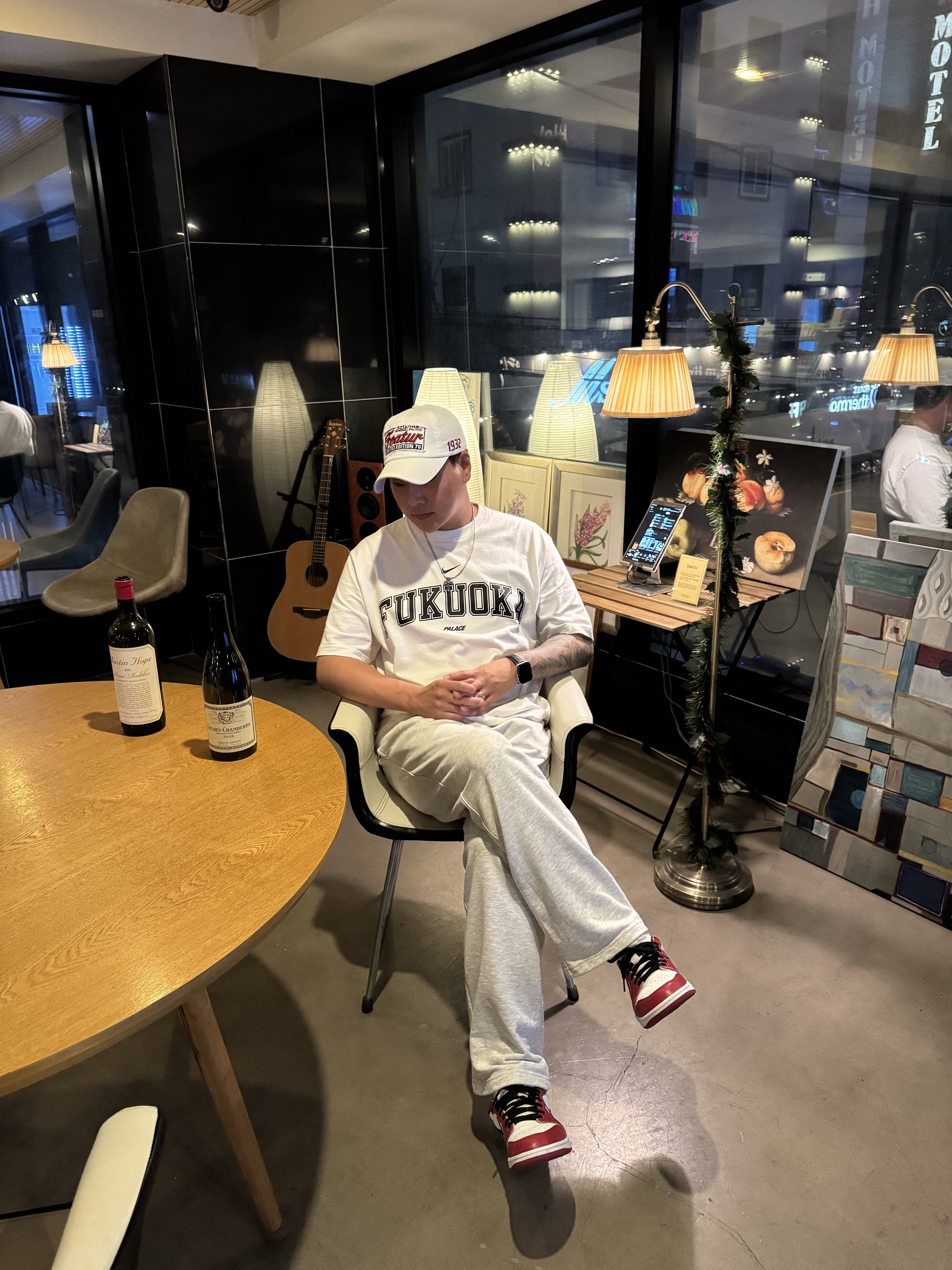 Palace x Nike Shop T-Shirt Fukuoka White - 26SS, Jordan 1 Retro Low OG Chicago 착용 스타일 - 1