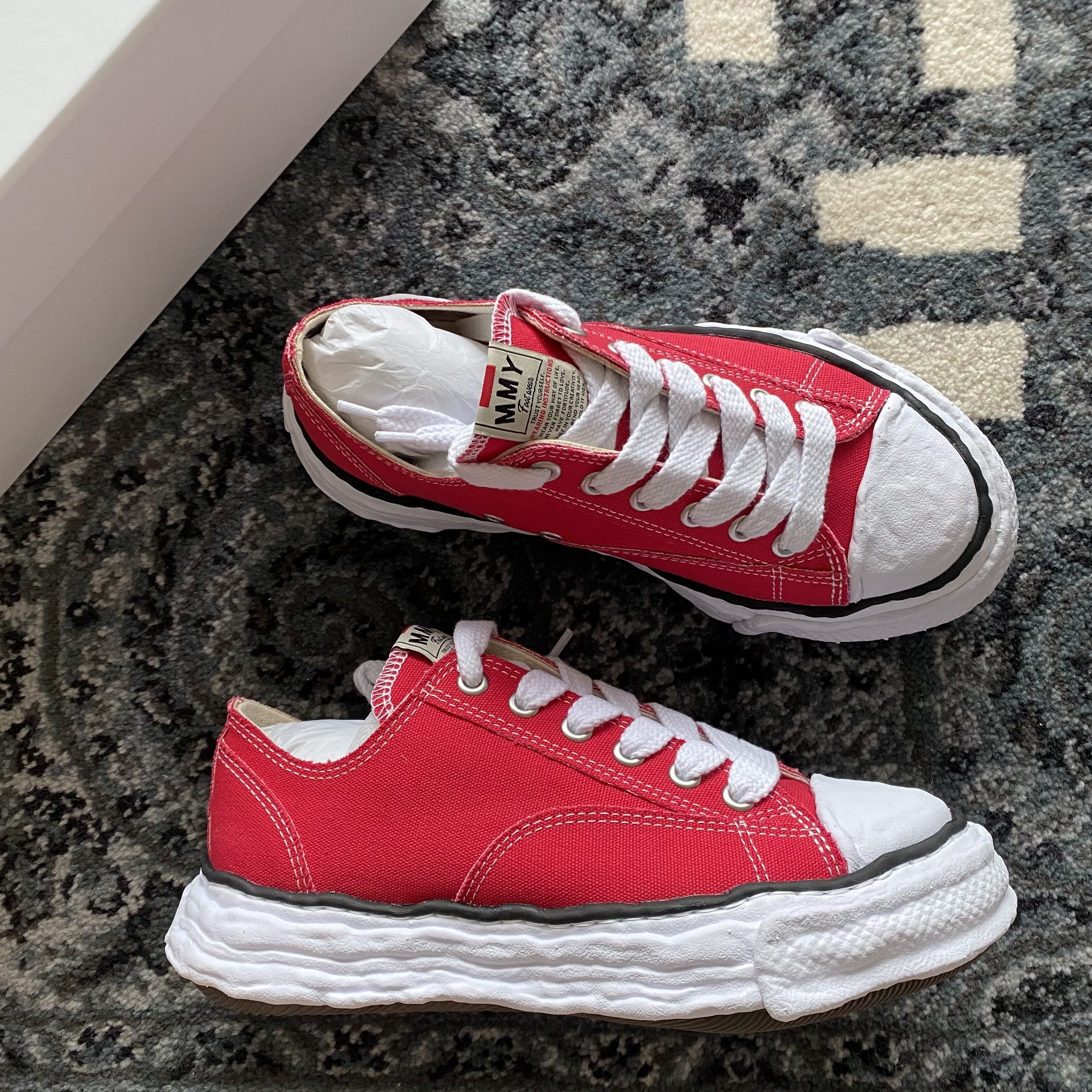 Maison Mihara Yasuhiro Peterson23 OG Sole Canvas Low-top Sneakers Red 착용 스타일