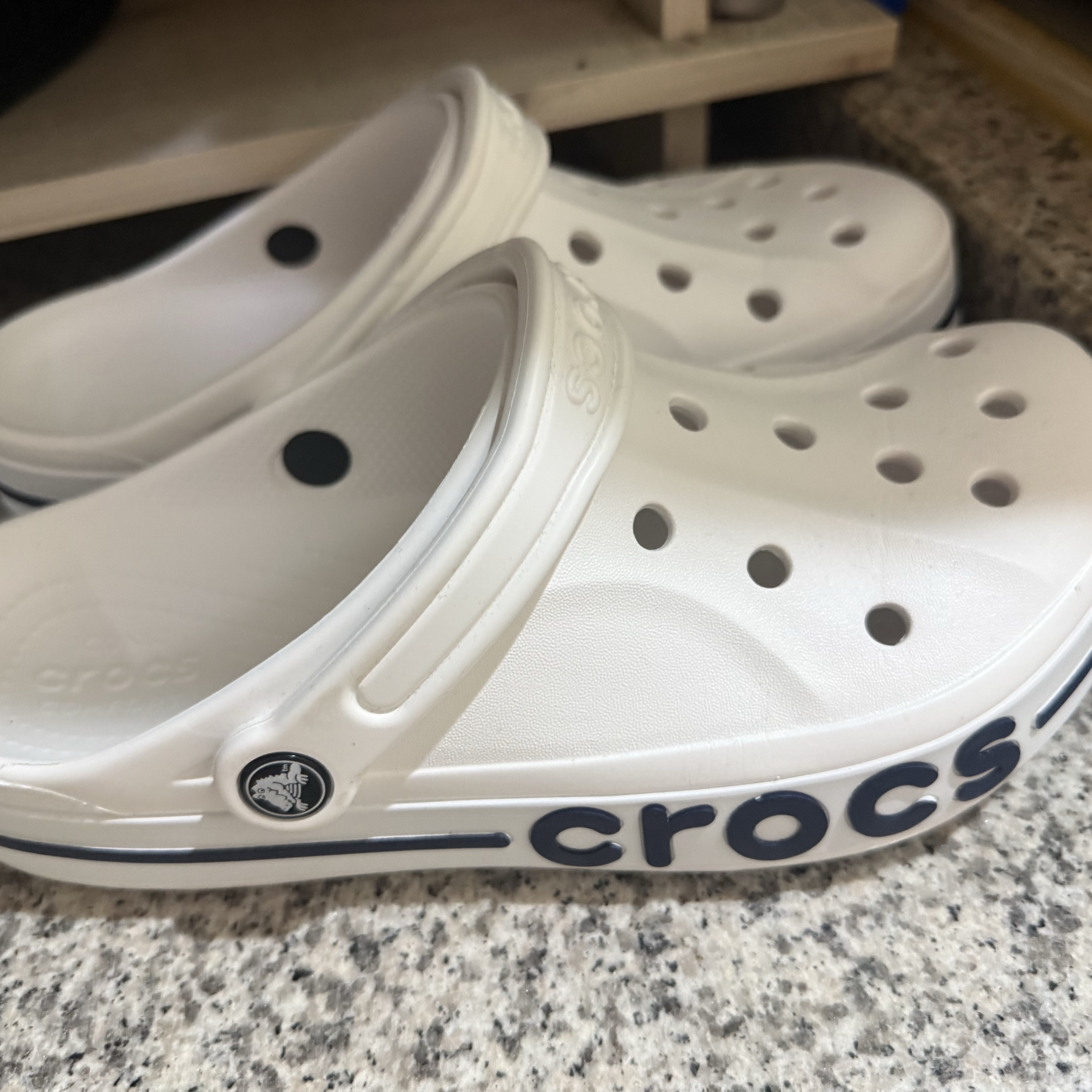 Crocs Bayaband Clog White Navy 착용 스타일