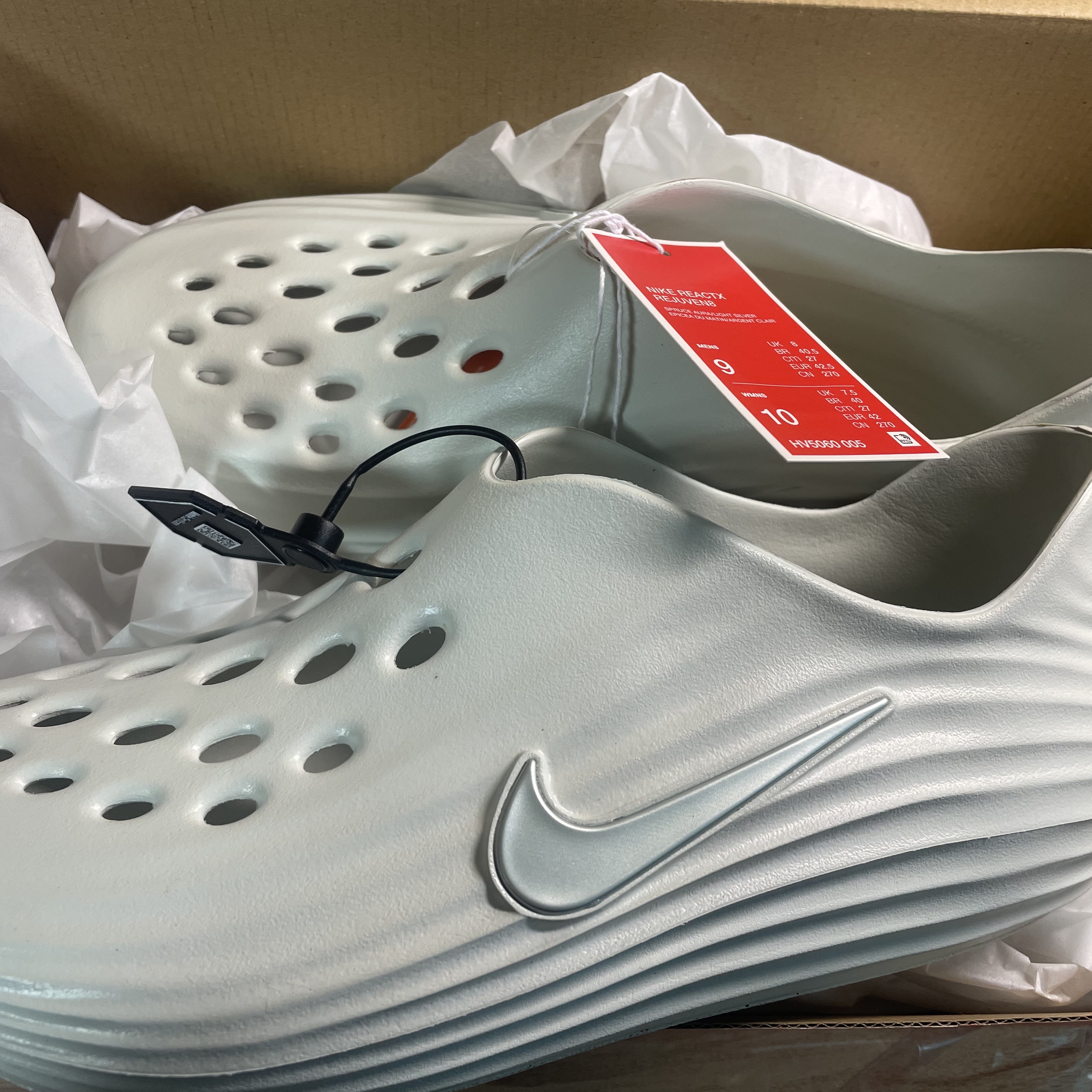 Nike ReactX Rejuven8 Spruce Aura Light Silver 착용 스타일