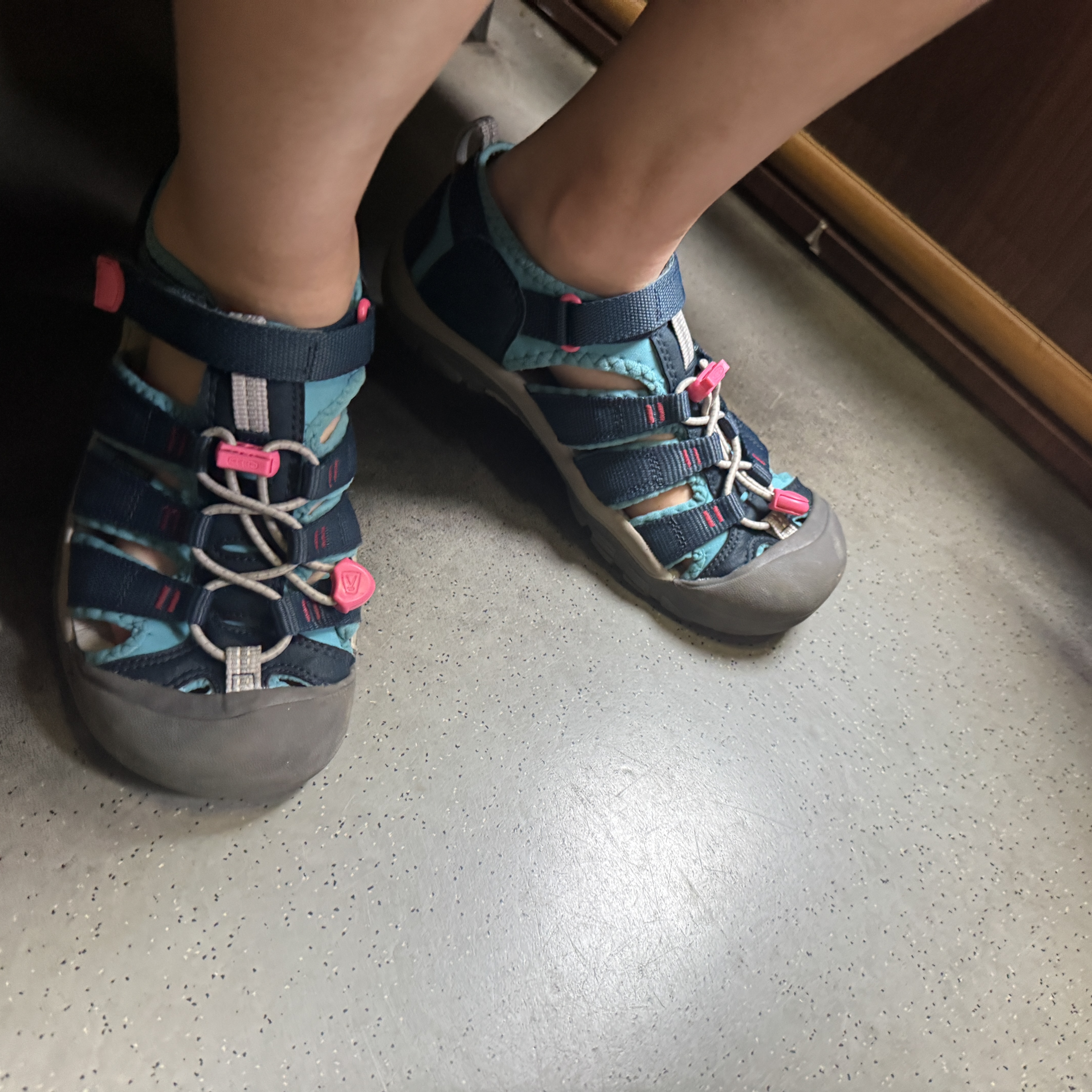 Keen Newport H2 Youth Sandal Legion Blue/Hot Pink 착용 스타일