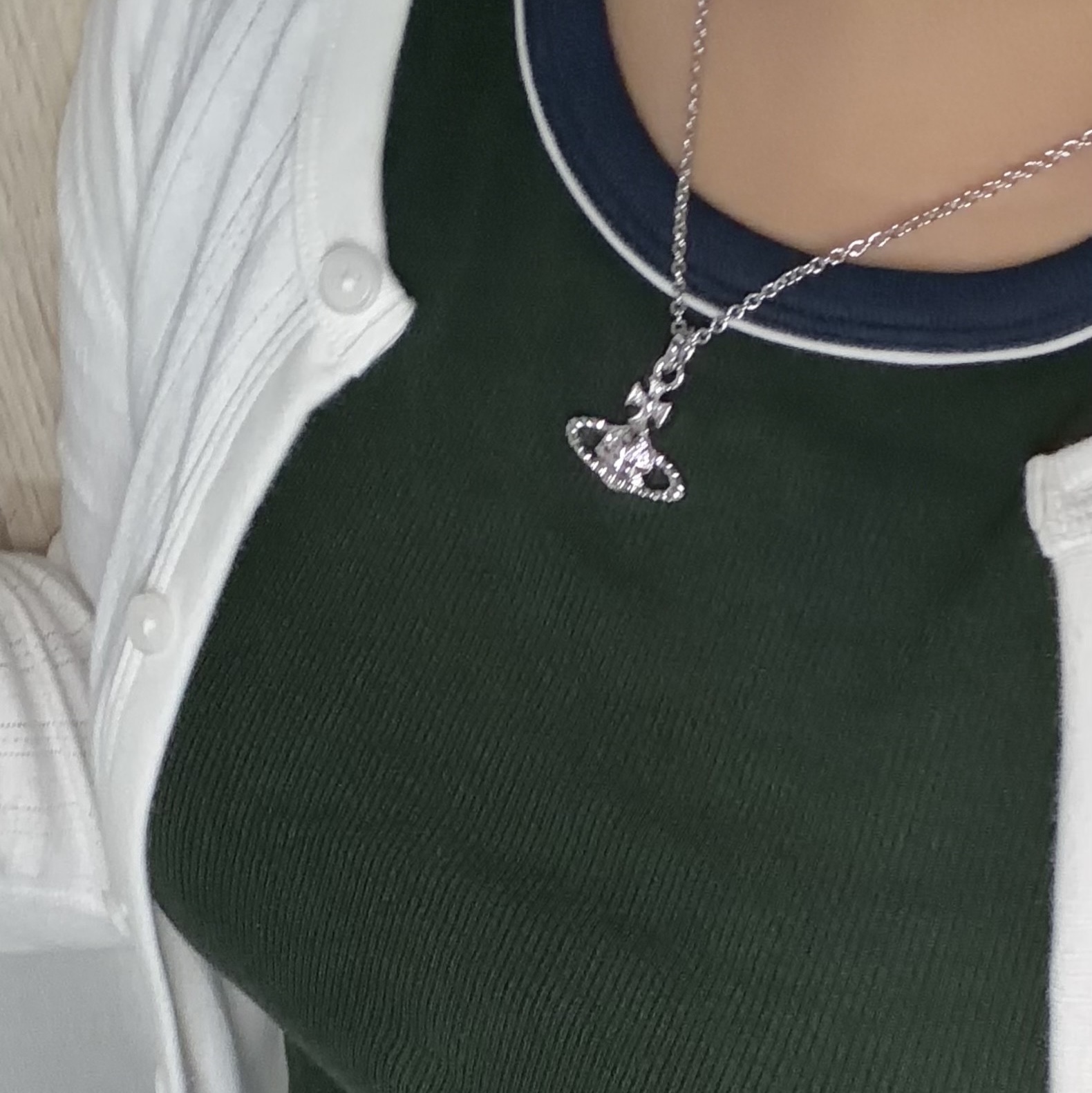 Vivienne Westwood Mayfair Bas Relief Pendant Silver 착용 스타일 - 2