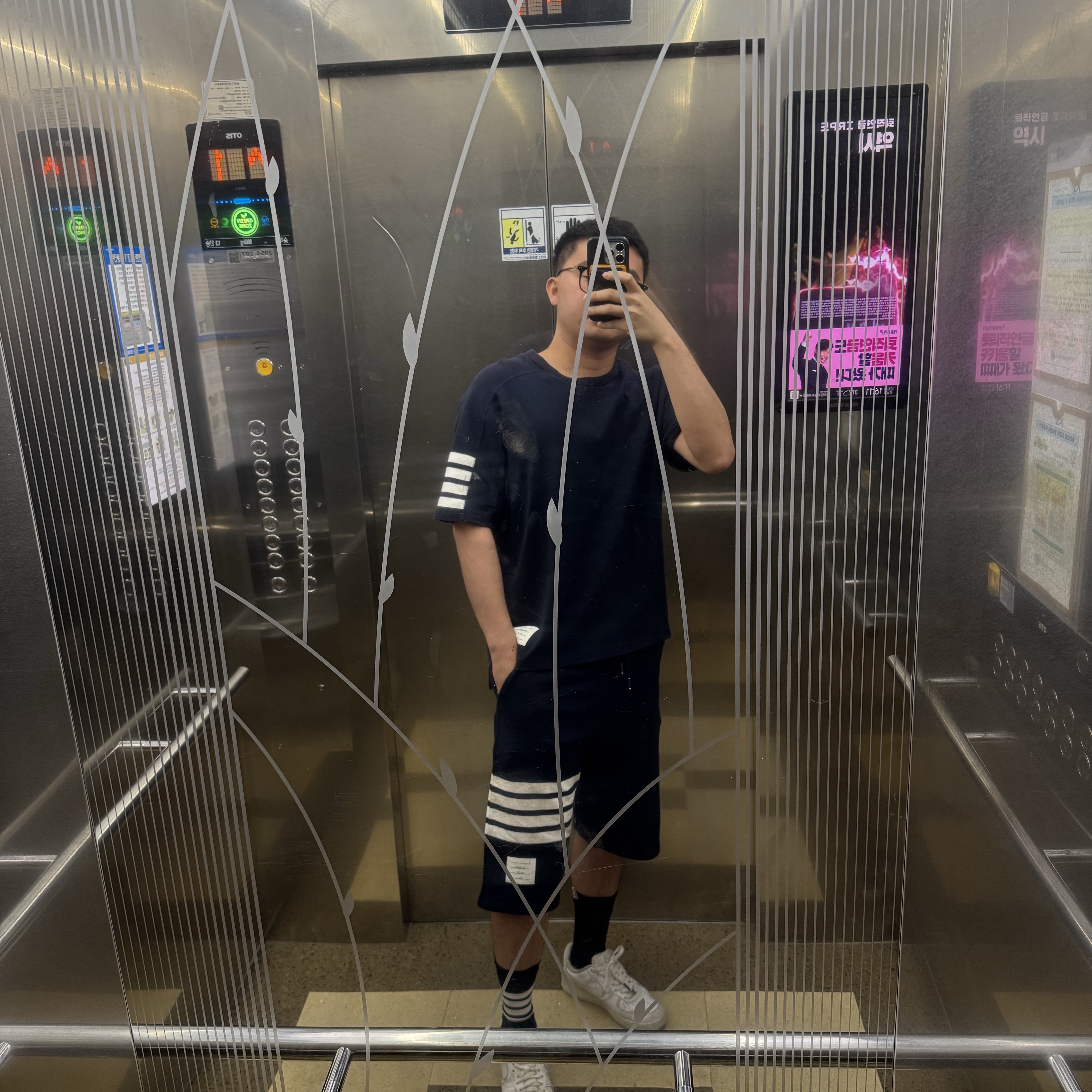 Thom Browne Cotton LoopBack Knit Engineered 4-Bar Sweatshorts Navy, Thom Browne Cotton 4-Bar Short Sleeve Striped T-Shirt Navy 착용 스타일