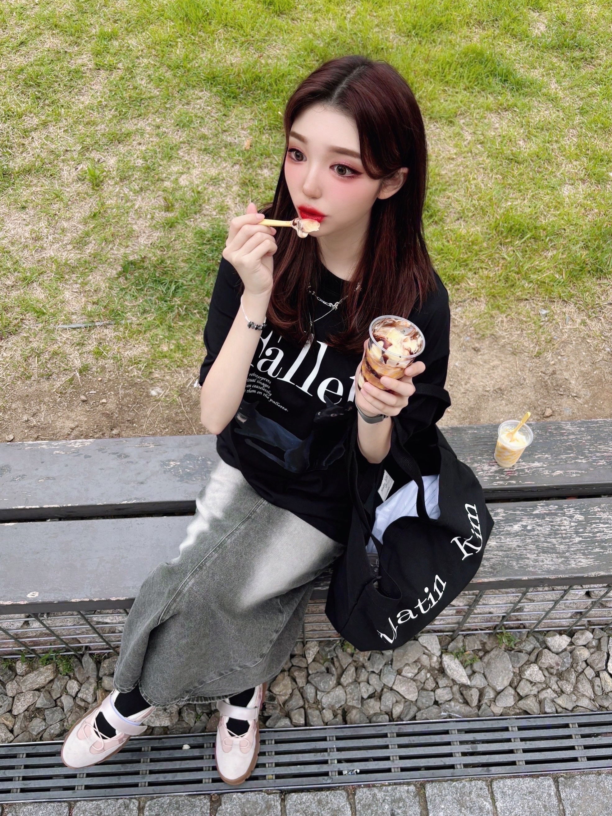 Matin Kim Matin Logo Ecobag Black 착용 스타일