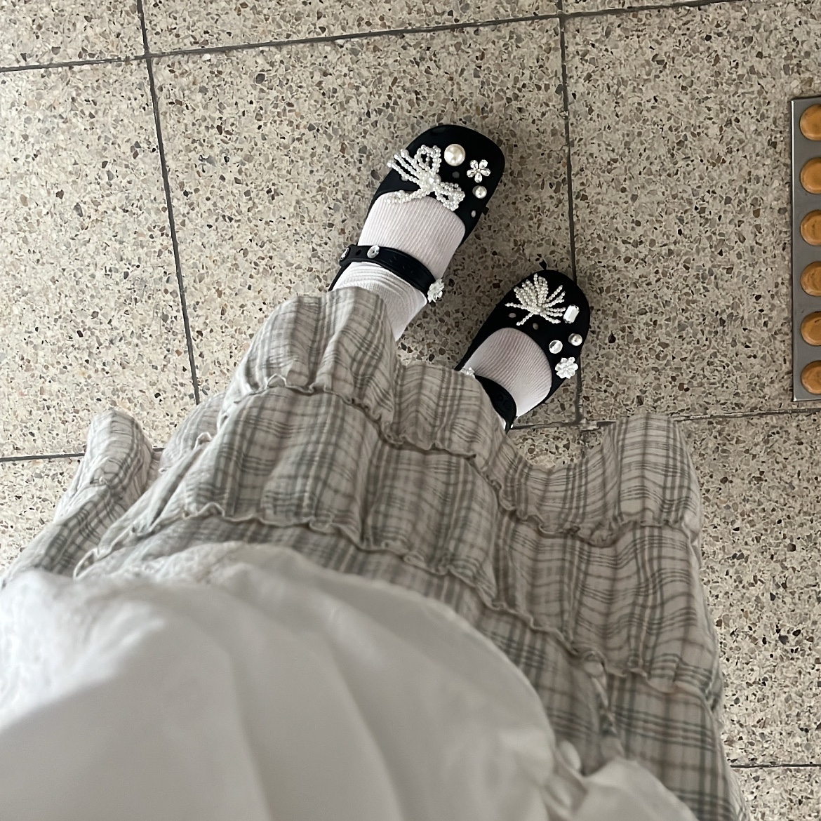 (W) Crocs Classic Ballet Black 착용 스타일 - 3