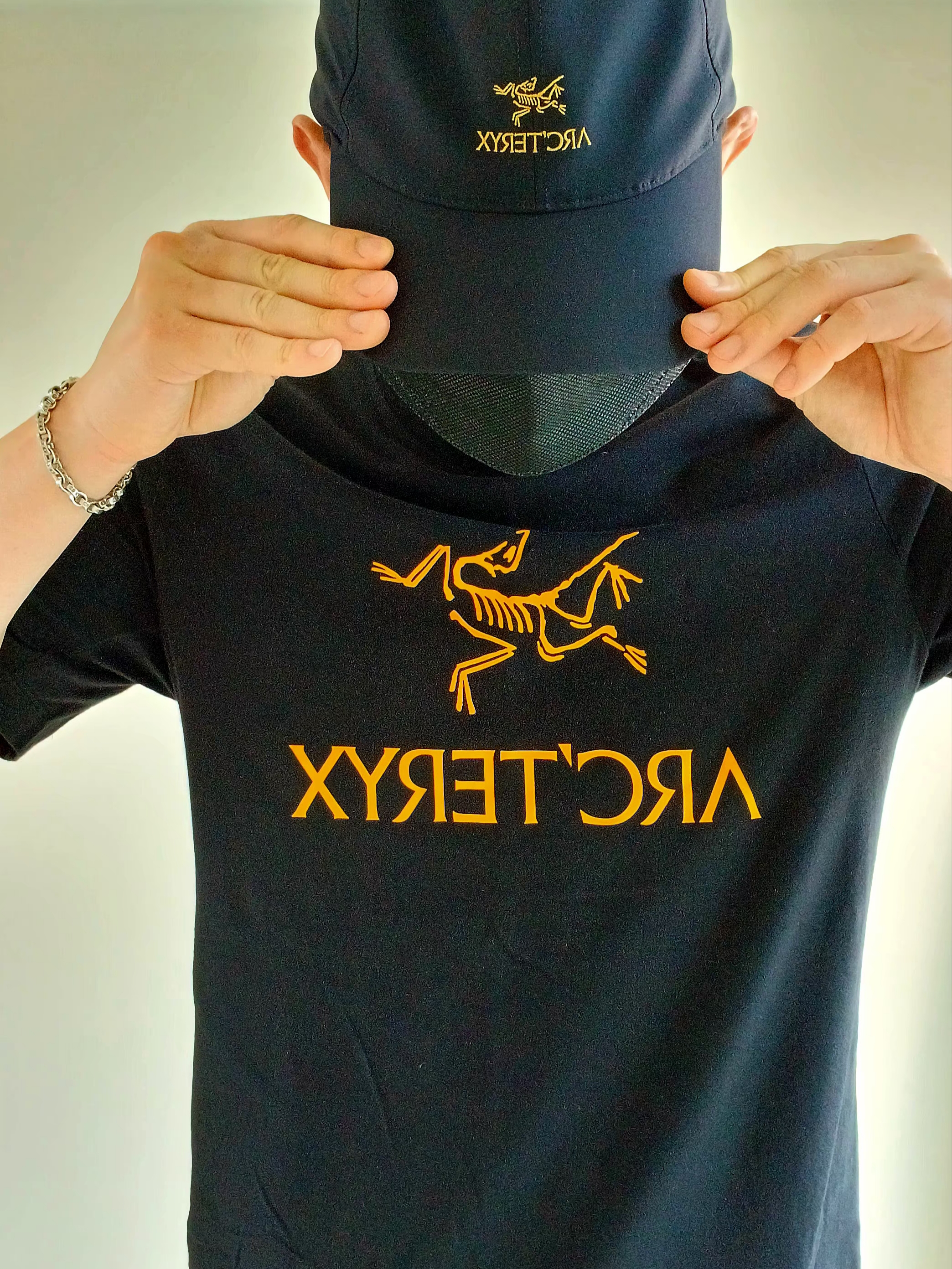 Arc'teryx Bird Word Cap 24K Black, Arc'teryx Arc'word Logo SS T-Shirt Black II 착용 스타일 - 1