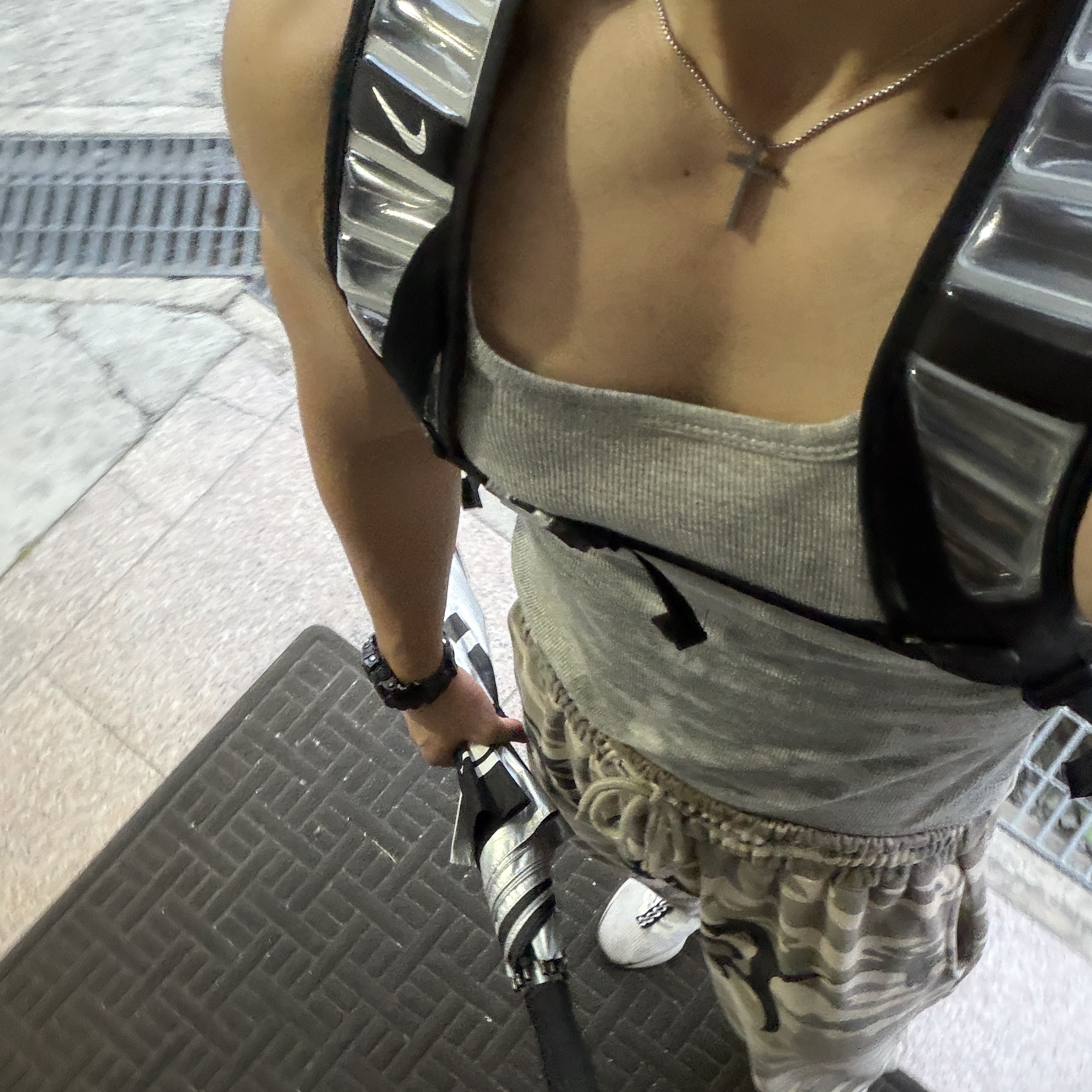 Nike Varsity Elite Backpack 32L Black Metallic Silver 착용 스타일