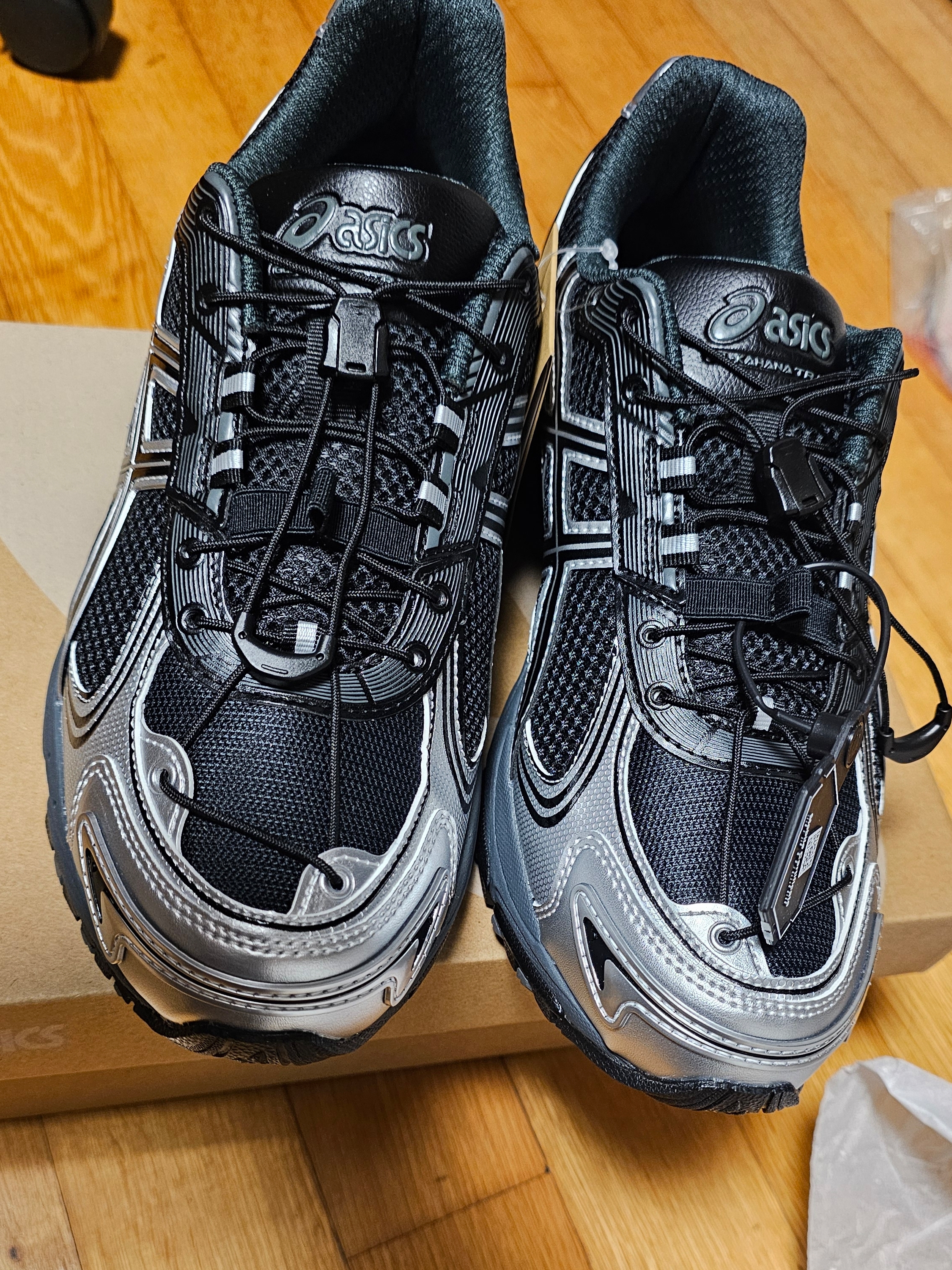 Asics Gel-Kahana TR V4 Carbon Black 착용 스타일