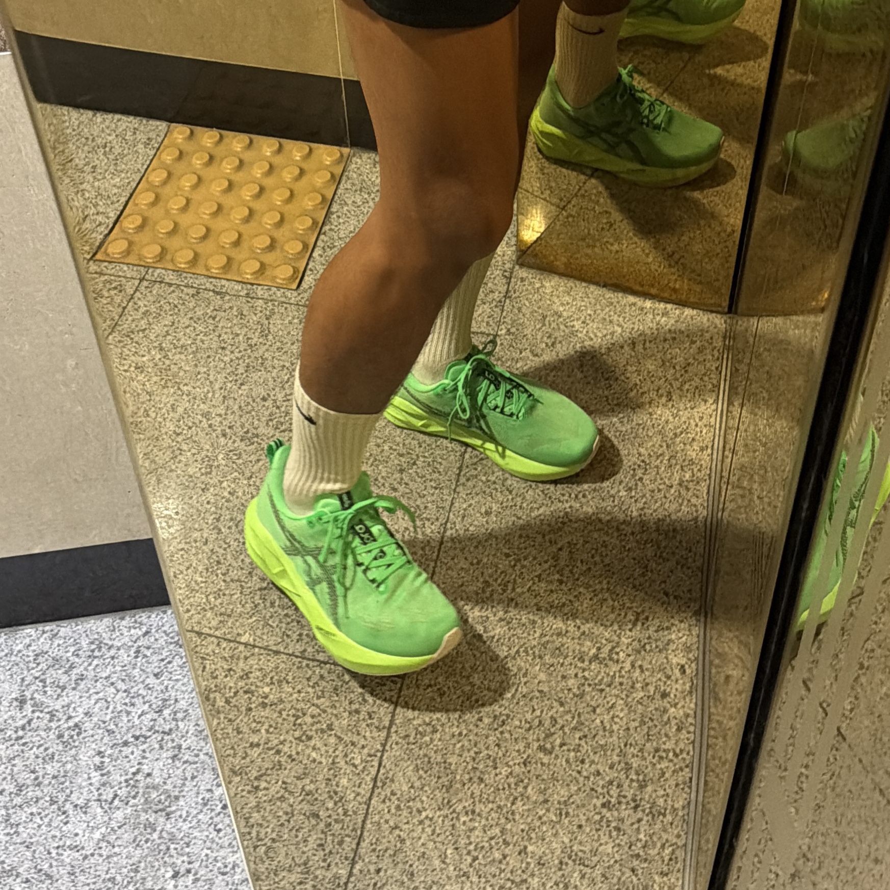 Asics Novablast 5 Ekiden Vital Green Black 착용 스타일