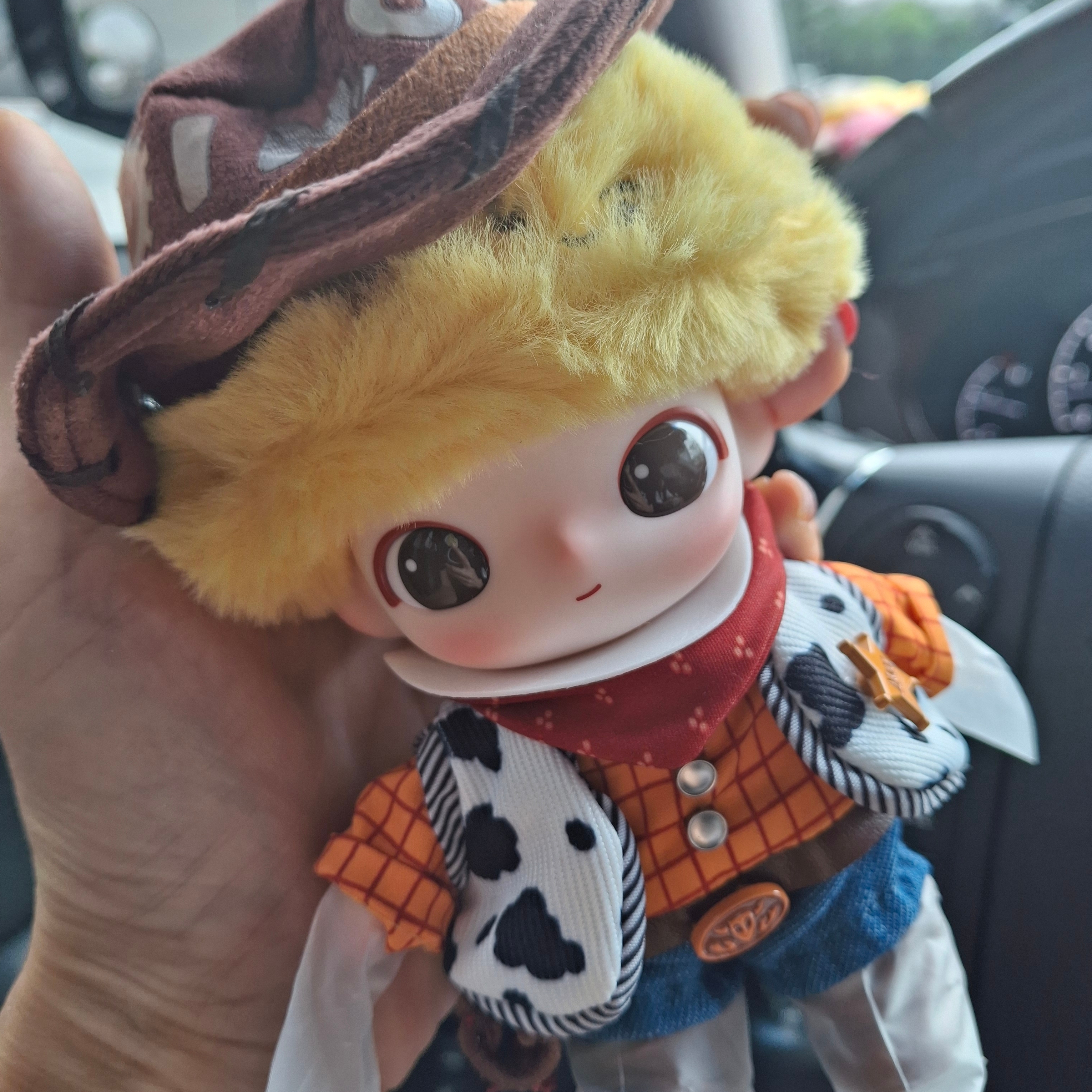 Pop Mart Dimoo World x Pixar Series Vinyl Plush Pendant Woody (Opened Case) 착용 스타일 - 1