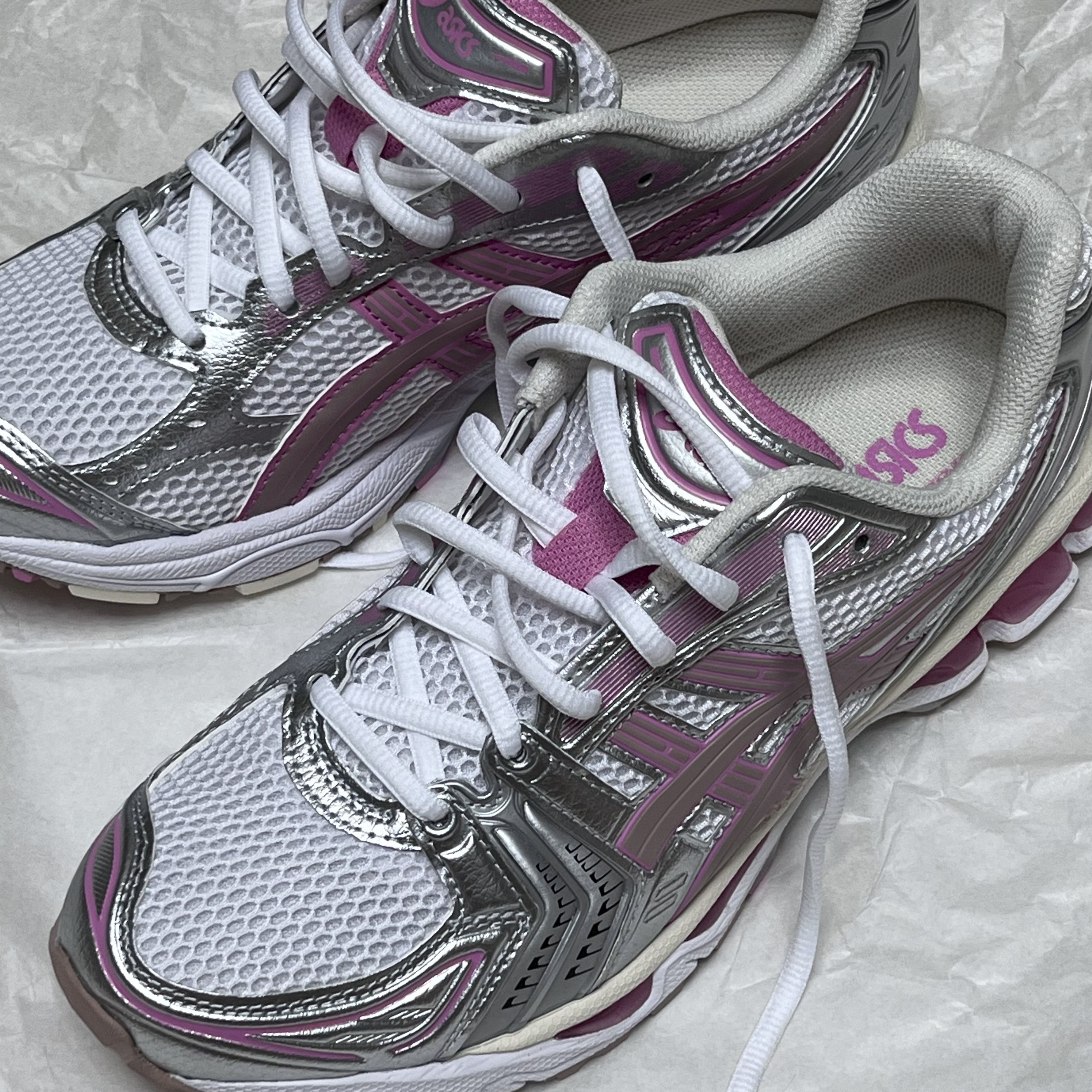 Asics Unlimited Gel-Kayano 14 White Fawn 착용 스타일