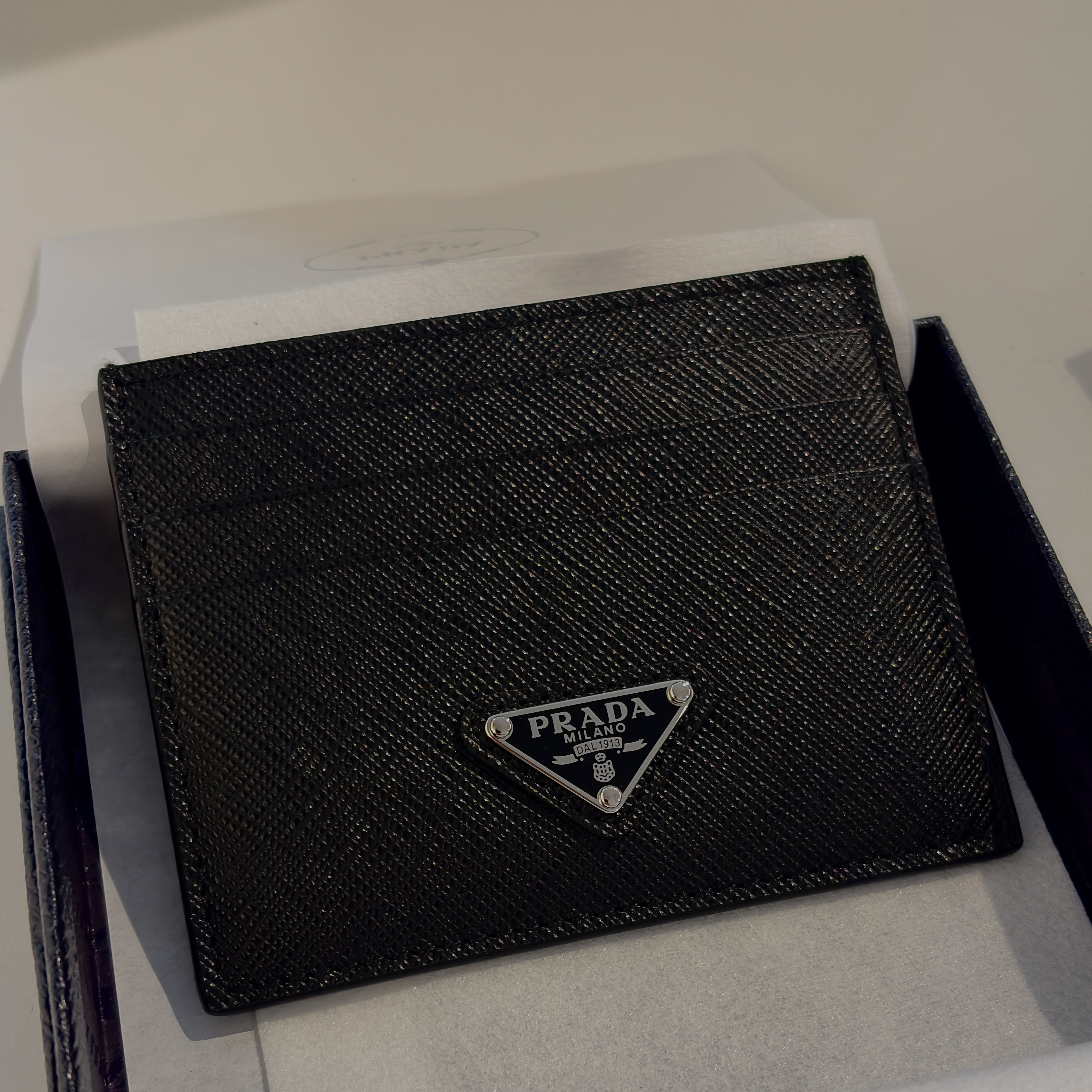 Prada Saffiano Leather Triangle Logo Card Holder Black Silver 착용 스타일 - 1