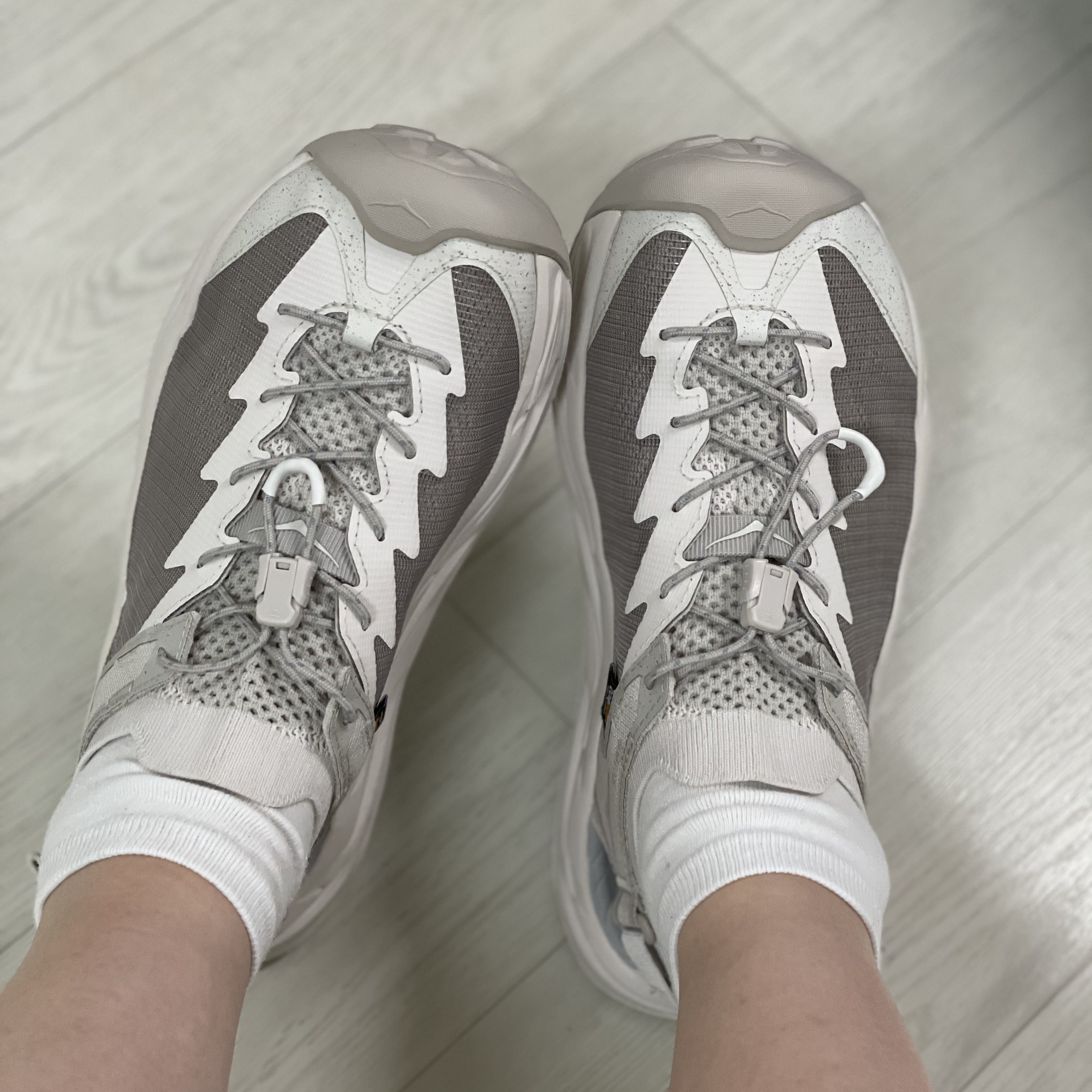 Hoka Hopara 2 Stucco Putty 착용 스타일