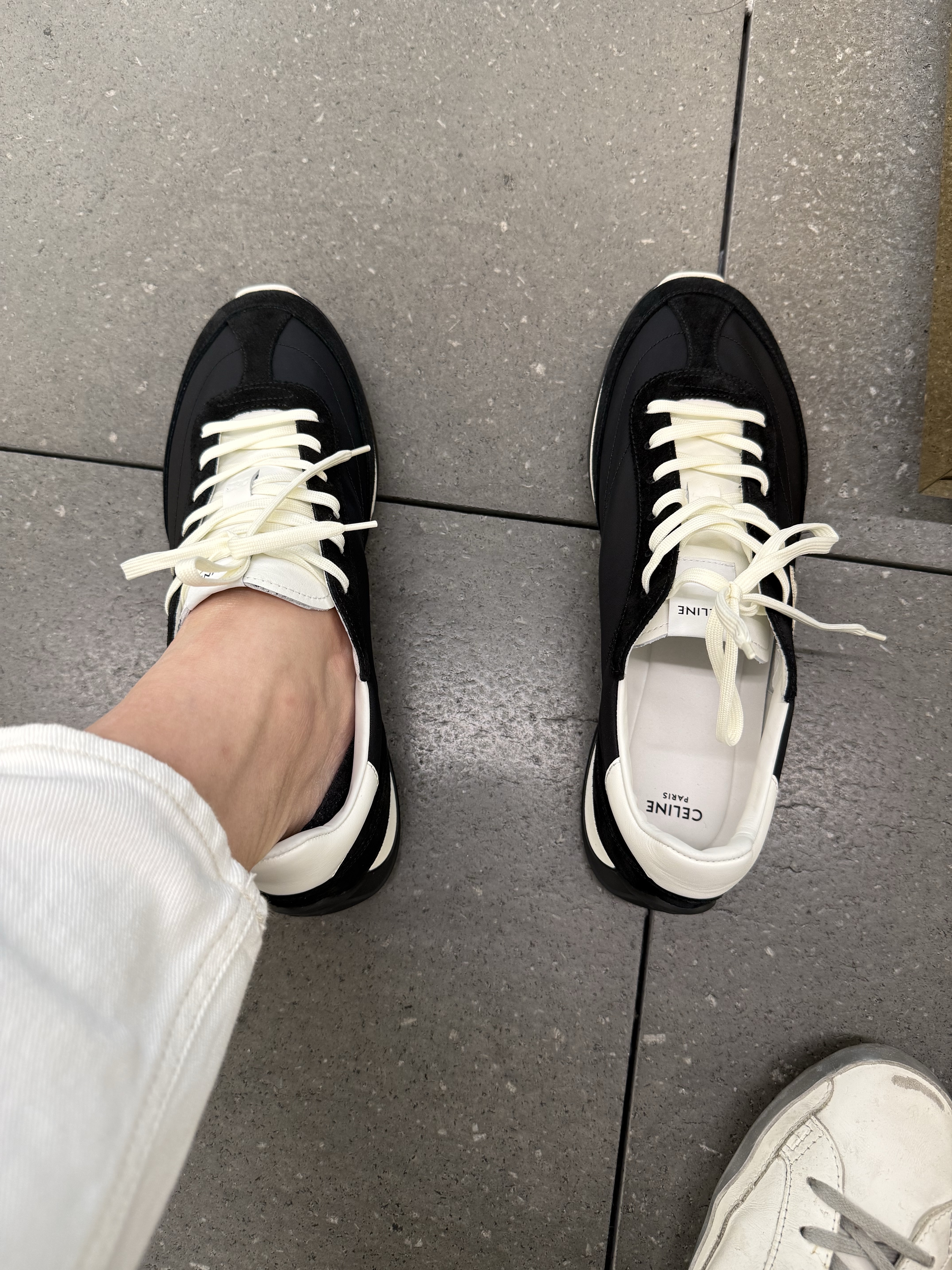 Celine Racer Low Lace-Up Sneakers with Triomphe in Nylon Suede Calfskin Black White 착용 스타일 - 3