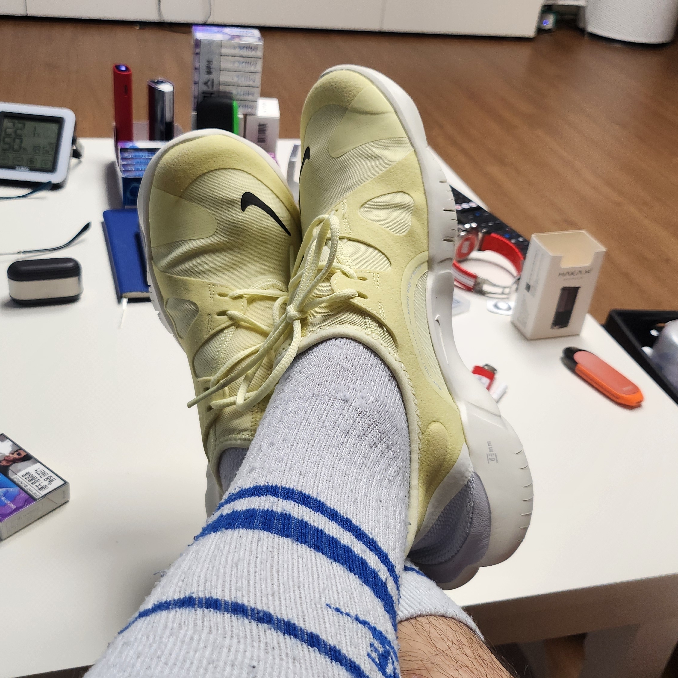 Nike Free RN 5.0 Luminous Green, Nike NSW Everyday Essential Crew Socks White Game Royal (3 Pack/Korean Ver.) 착용 스타일 - 4