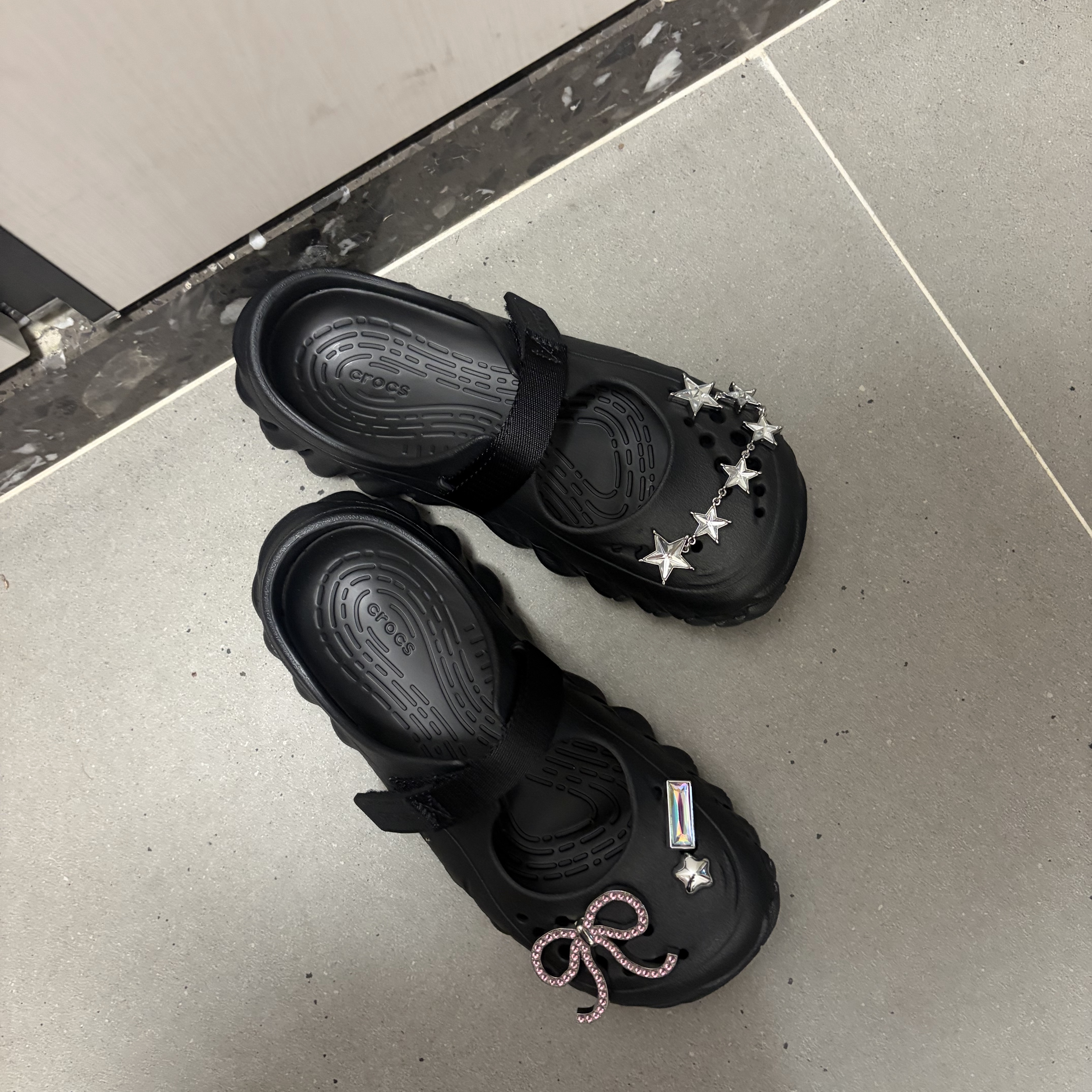 (W) Crocs Echo Mary Jane Clog Black 착용 스타일 - 2