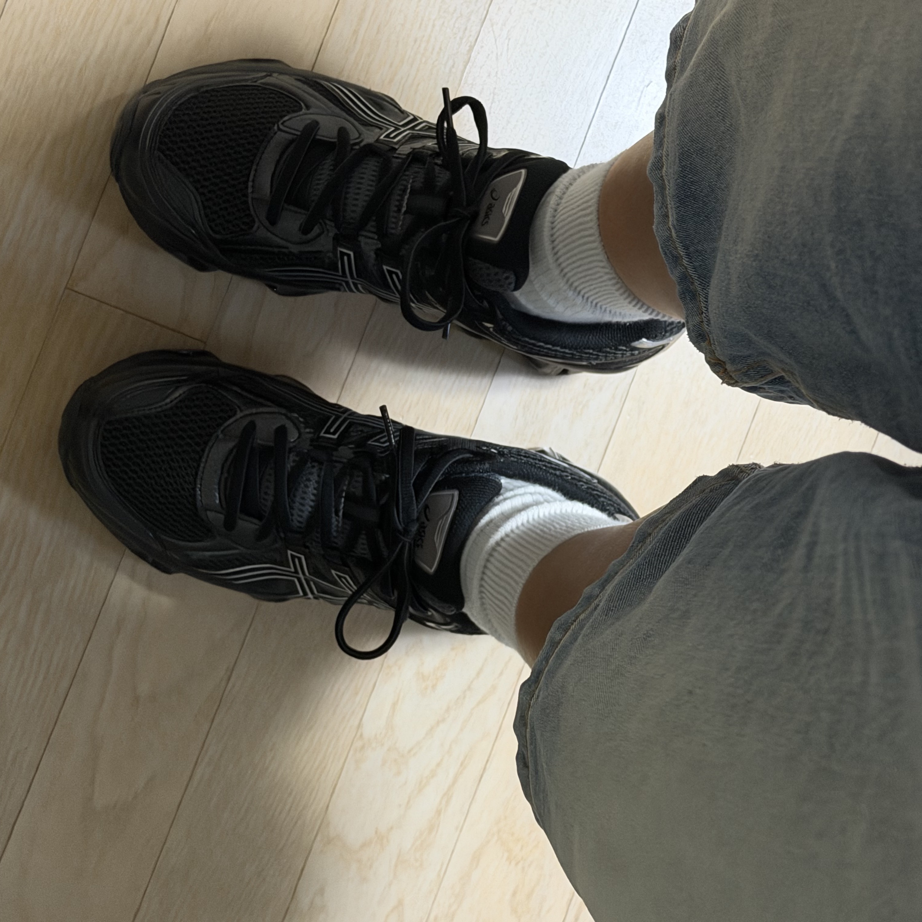 Asics Gel-Quantum Kinetic Graphite Grey Black 착용 스타일