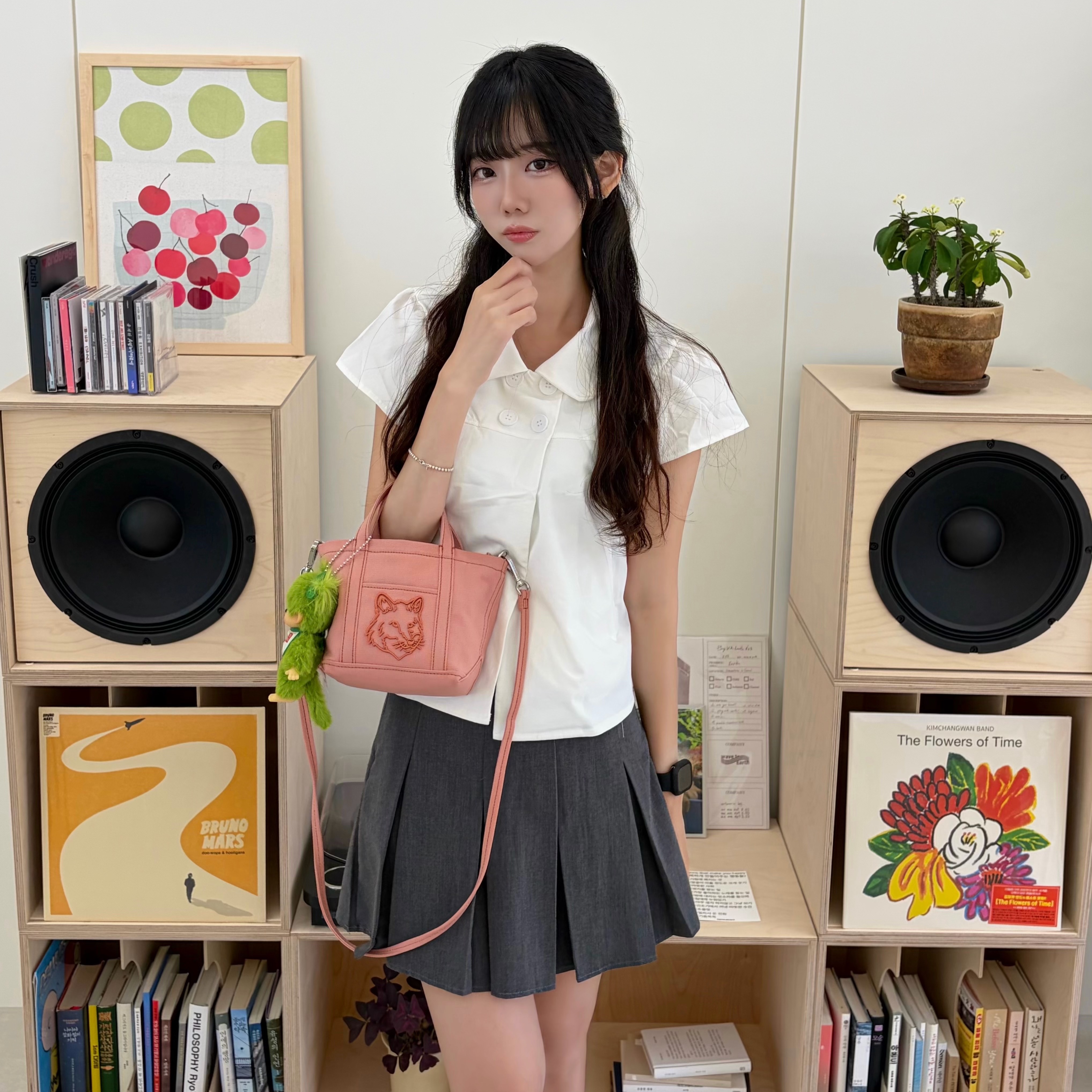 Maison Kitsune Fox Head Mini Tote Bag Pink, Monchhichi Matcha Monchhichi Keychain Girl 착용 스타일 - 1