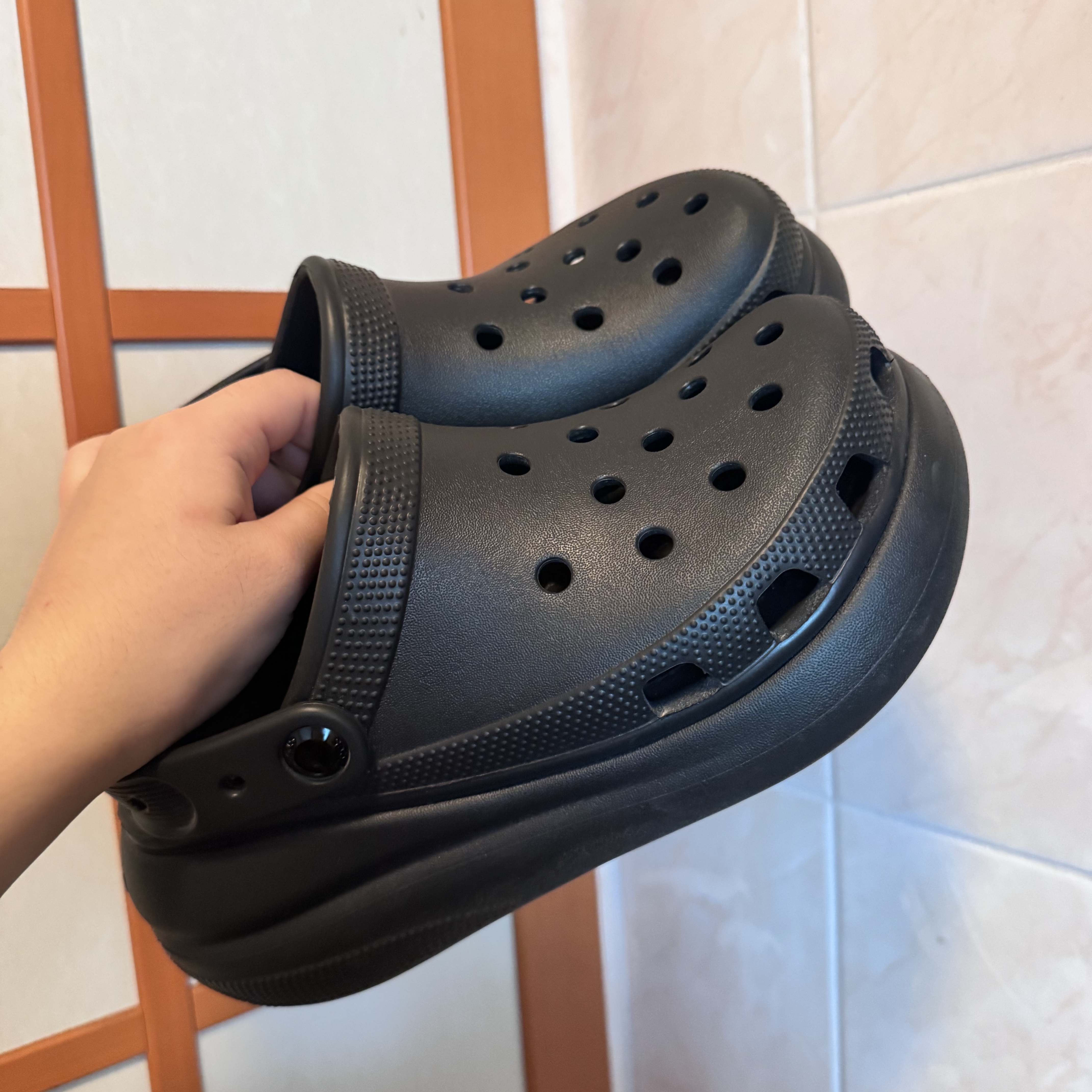 Crocs Classic Crush Clog Black 착용 스타일
