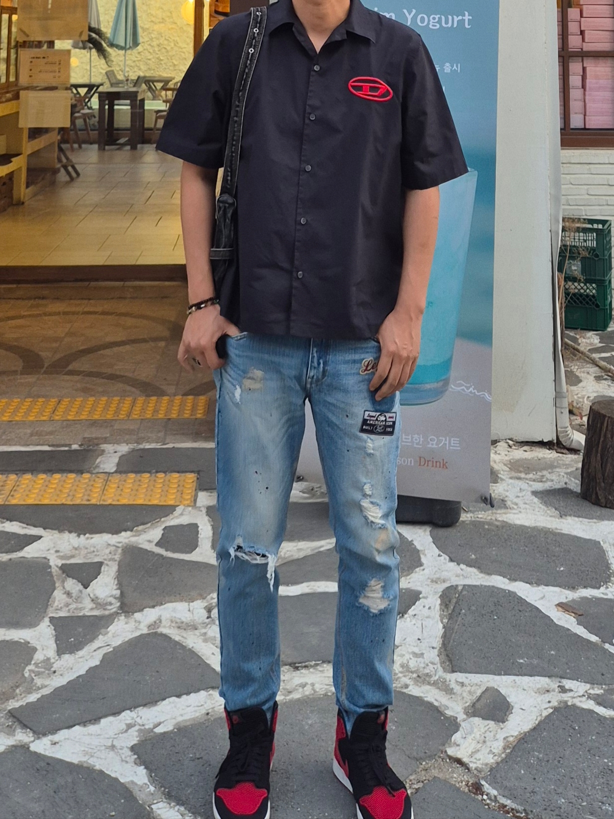 Diesel S-Mac-C Bowling Shirt with Logo Embroidery Black, Matin Kim Matin Washed Denim Mini Hobo Bag Black 착용 스타일 - 3