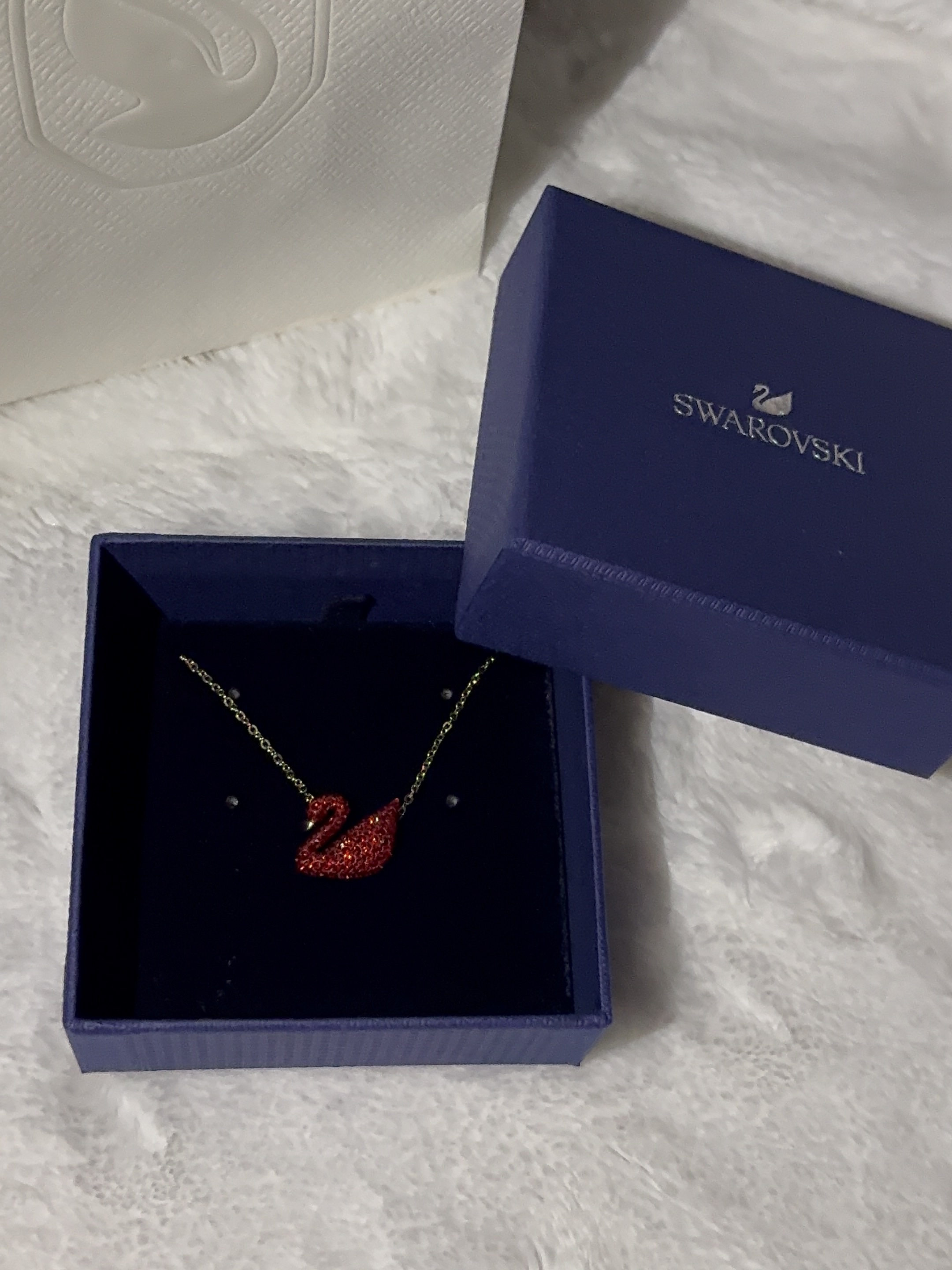 (W) Swarovski Iconic Swan Pendant Red Gold Plated 착용 스타일