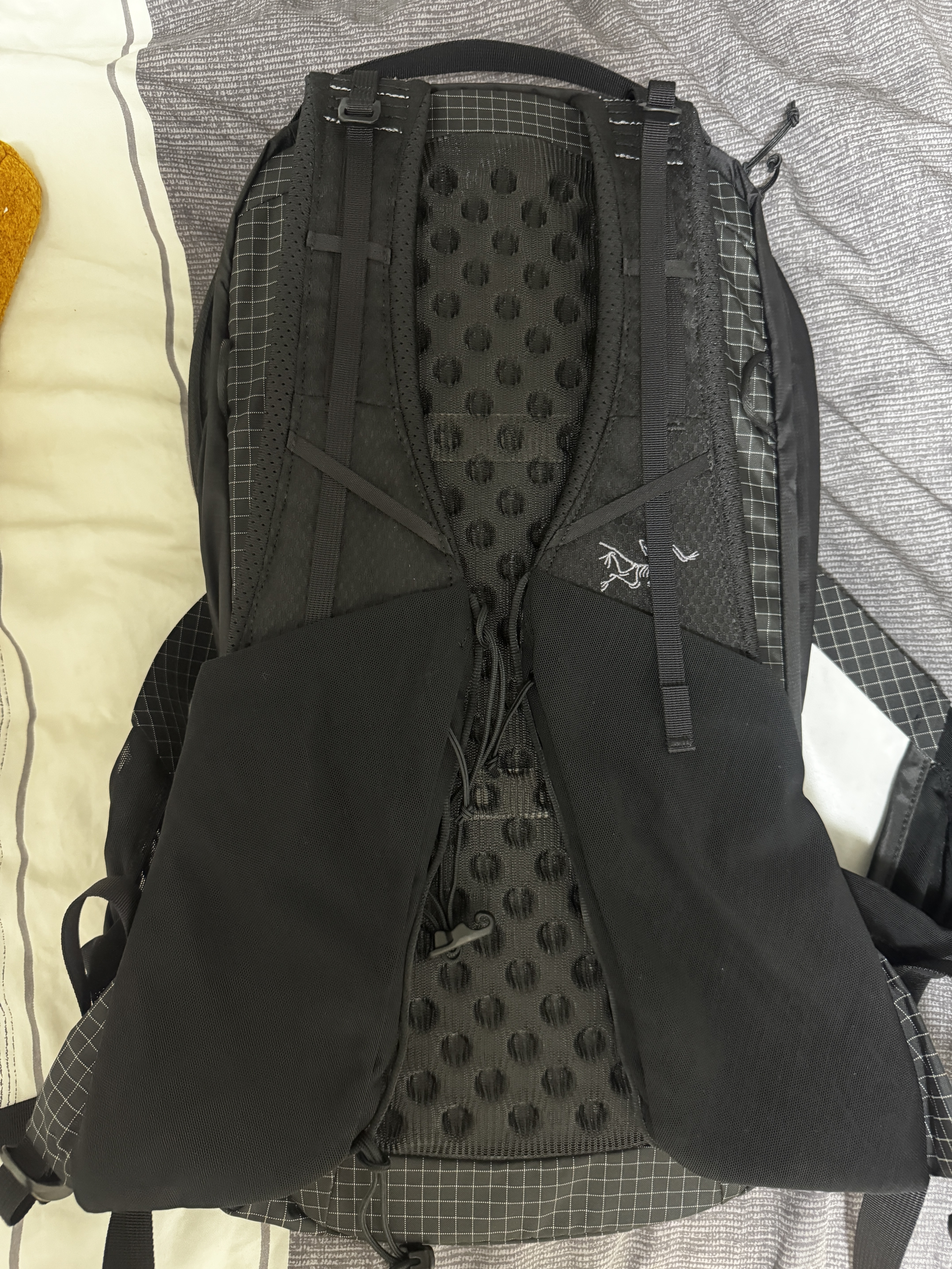 Arc'teryx Aerios 18 Backpack Black 착용 스타일 - 3