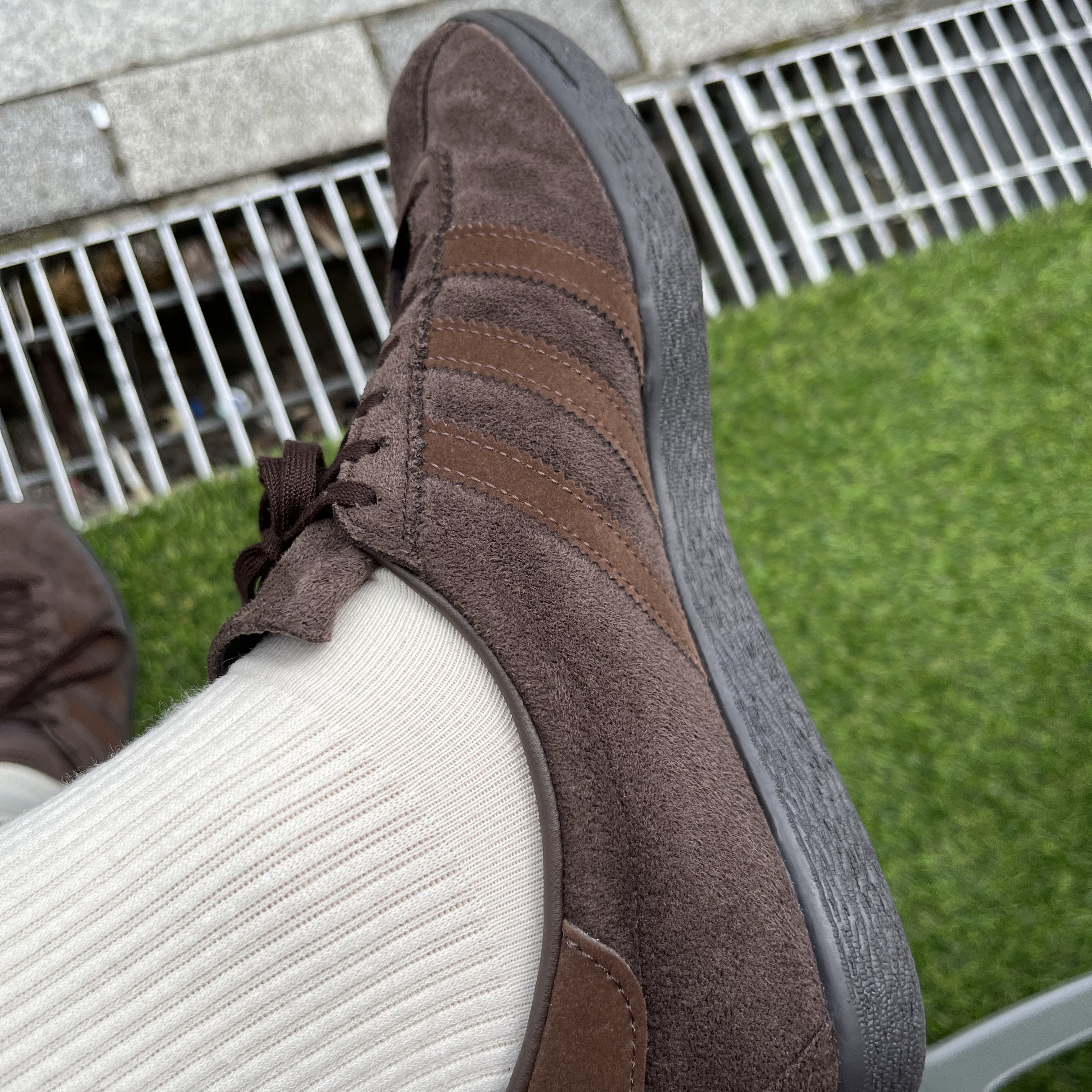 Adidas Tobacco Gruen Dark Brown 착용 스타일