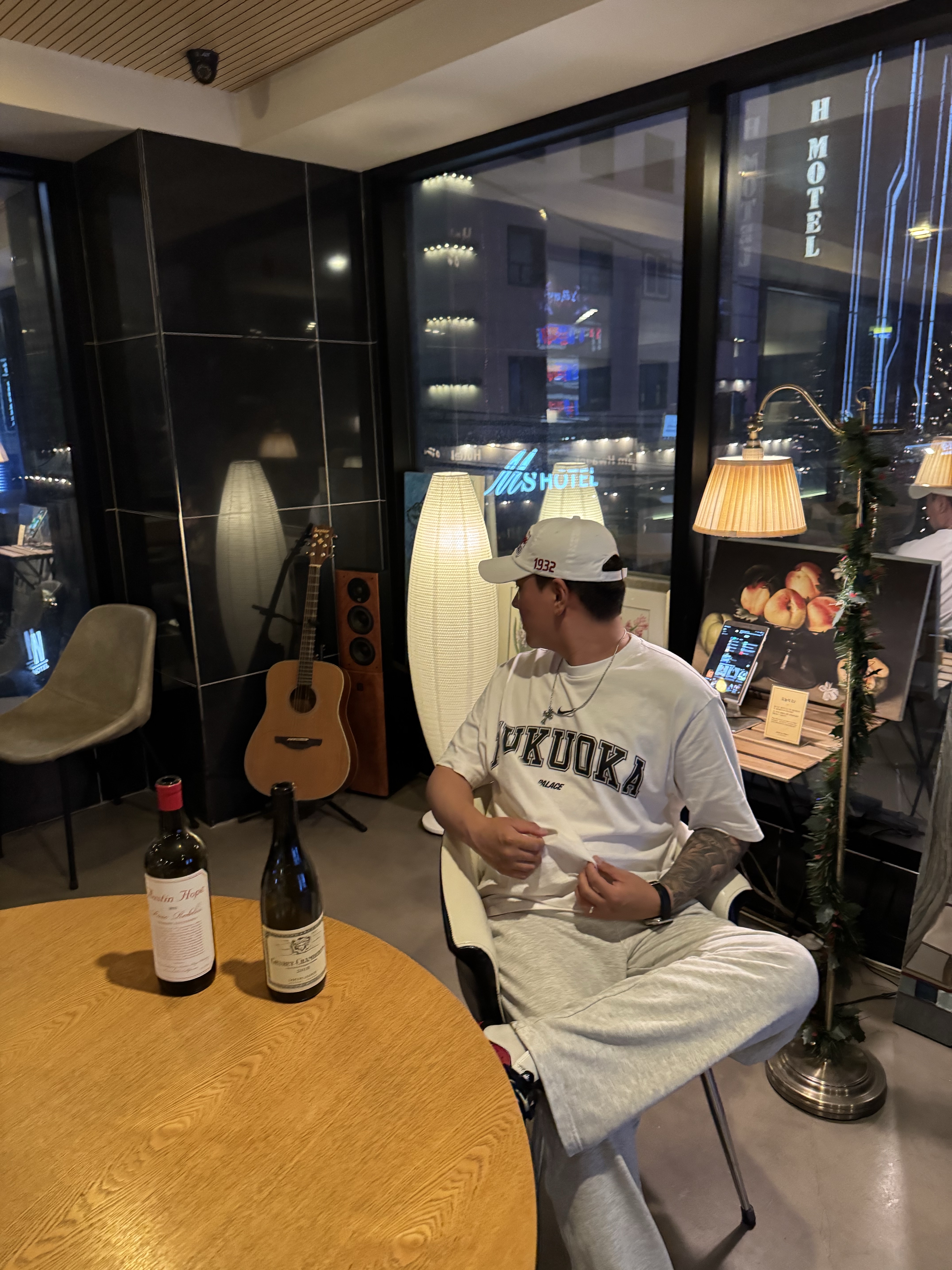 Palace x Nike Shop T-Shirt Fukuoka White - 26SS, Jordan 1 Retro Low OG Chicago 착용 스타일 - 5
